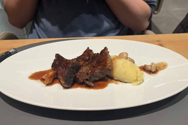 Costilla de Rubia Gallega de la Taberna del Clínic. / Foto: Emma Porta