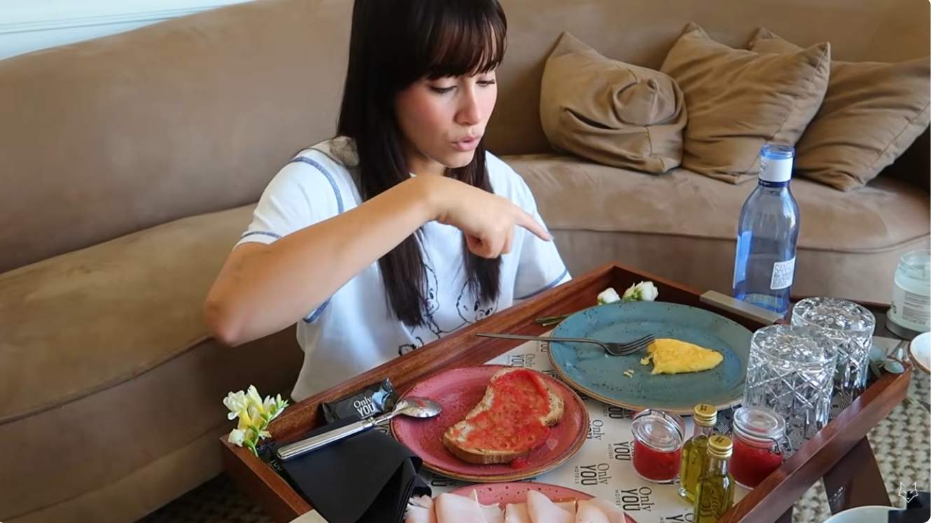 Aitana ensenyant el seu esmorzar / YouTube Aitana ensenyant el seu esmorzar / YouTube