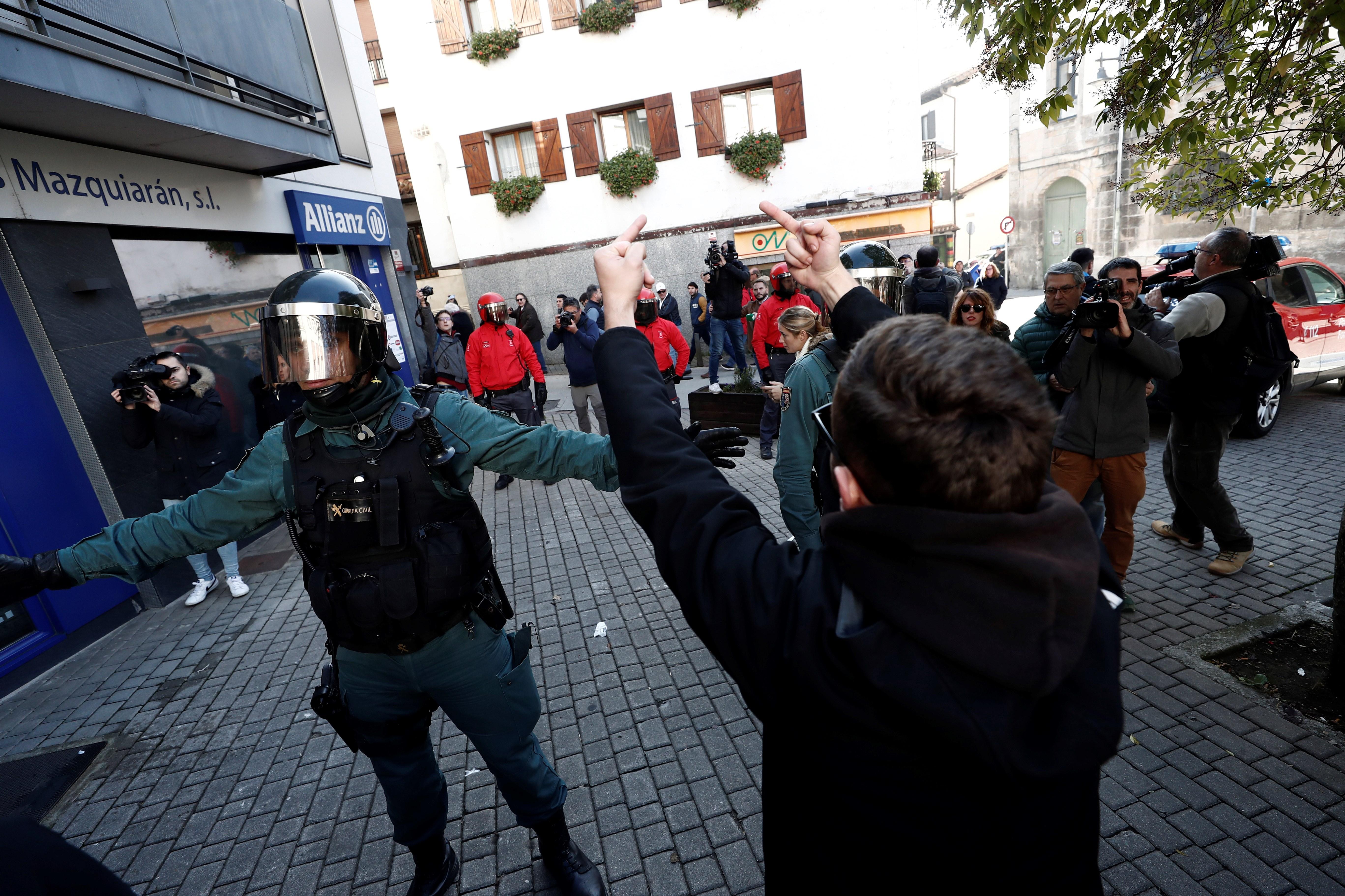 Tensió a Altsasu per l'acte de Cs en defensa de la Guàrdia Civil