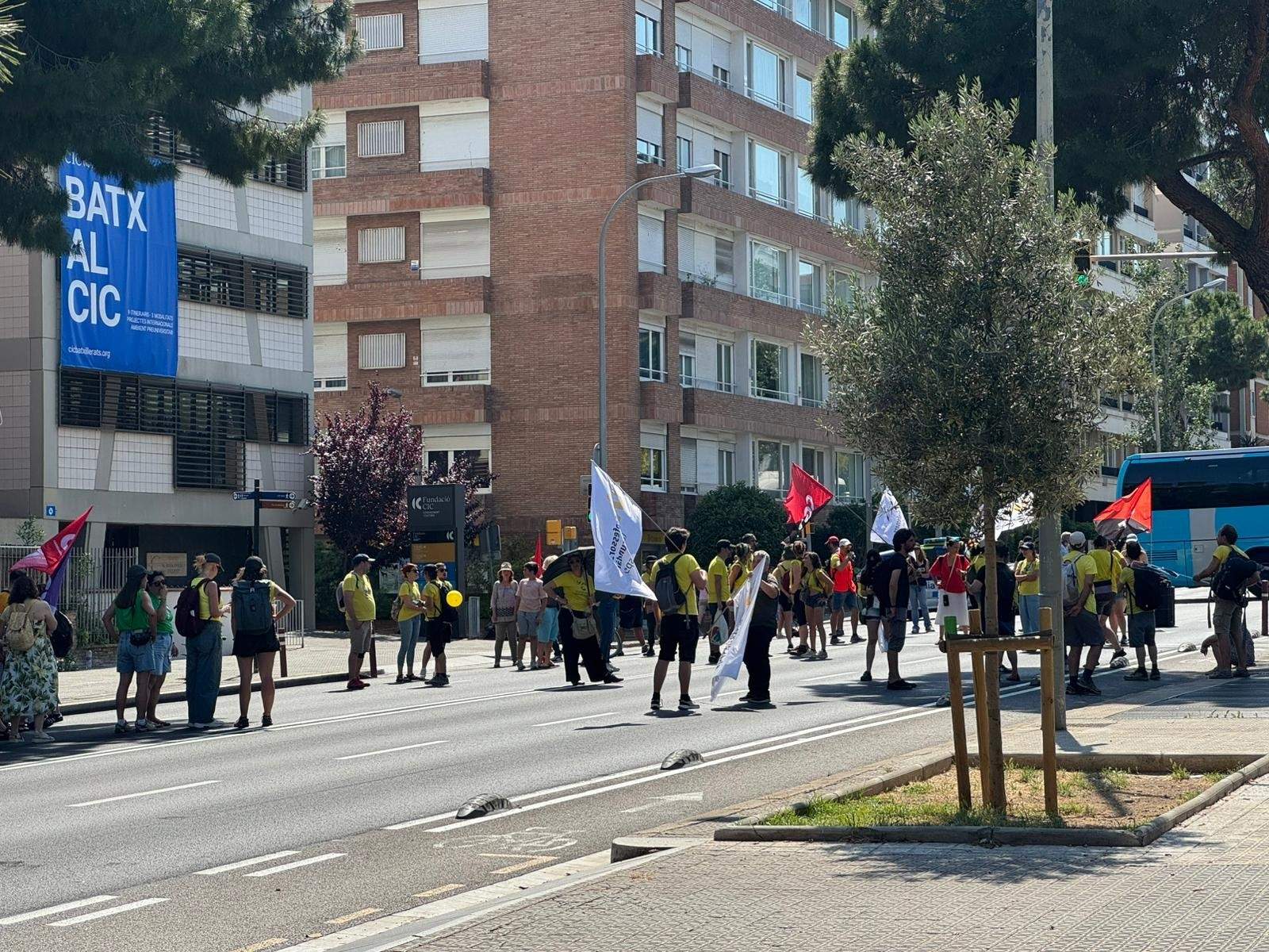 Los docentes cortan Via Augusta mientras el inicio de la reunión con Educació se encalla