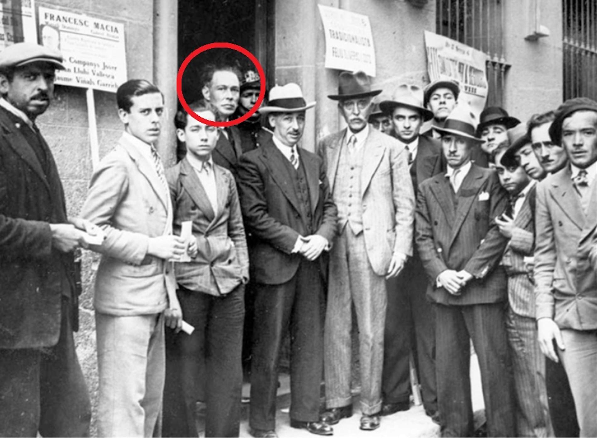Aiguader durant la jornada electoral del 12 d'abril de 1931, al darrera de Macià i Companys. Font ANC Fons Josep M. de Dagarra