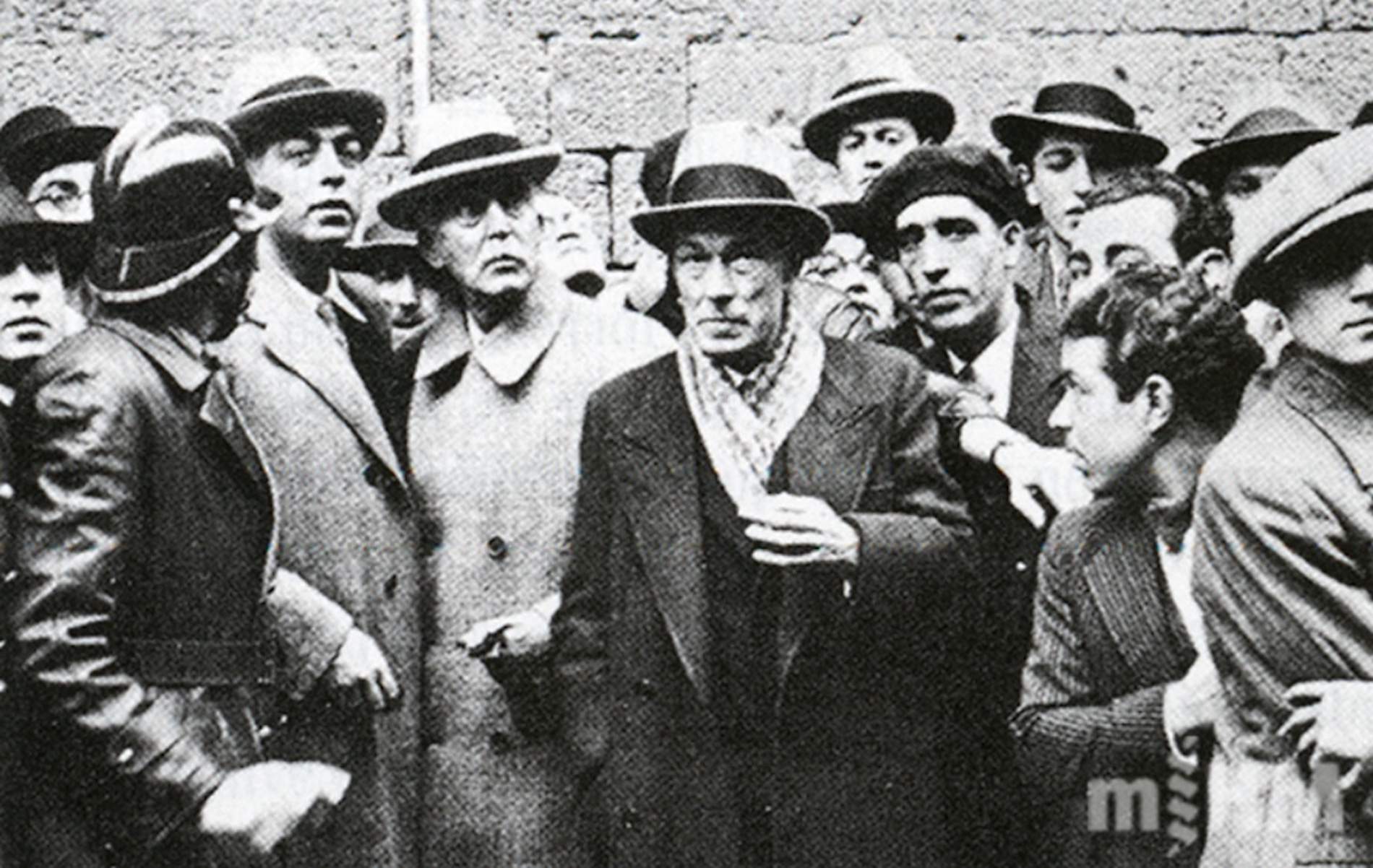 El president Macià i l'alcalde Aiguader visitant les restes de l'incendi dels magatzems El Siglo (1932). Font Museu Historia Medicina