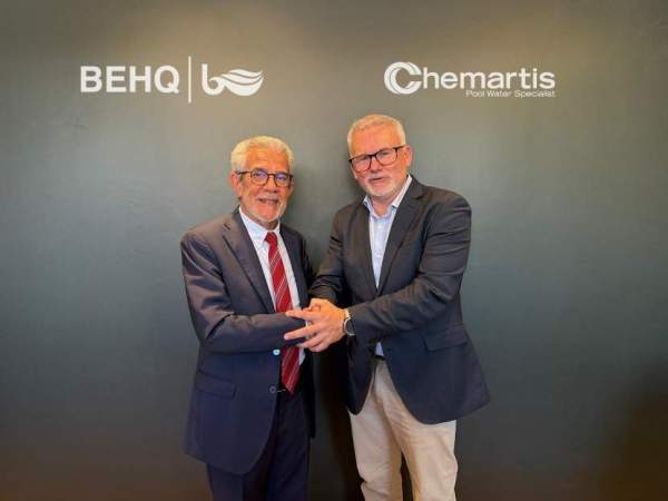 Leandro Bonet i Abramo Giannola, conseller de Chemartis, segellant la venda