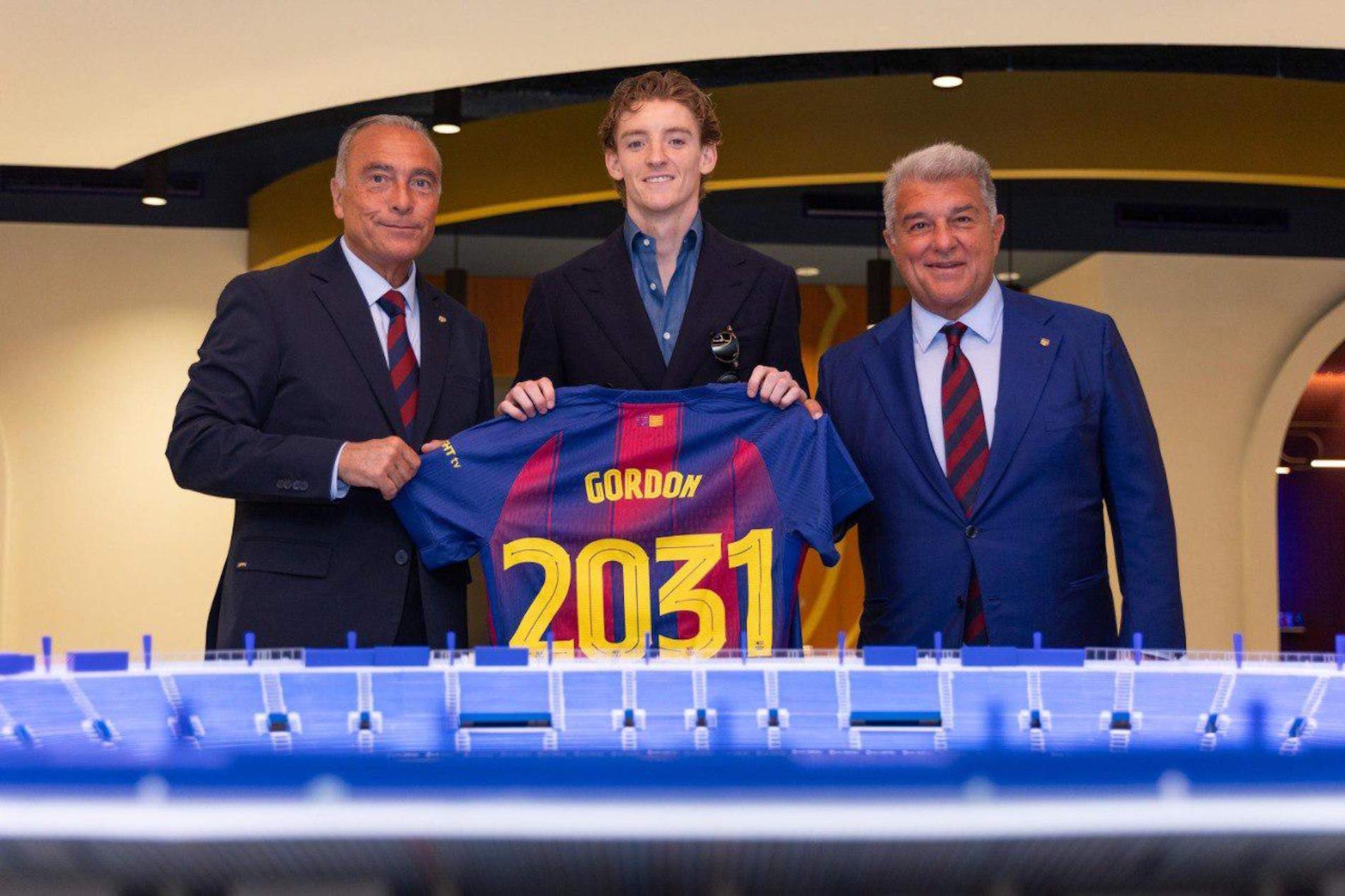 El Barça inaugura un mercado ilusionante: Anthony Gordon, primer fichaje del verano