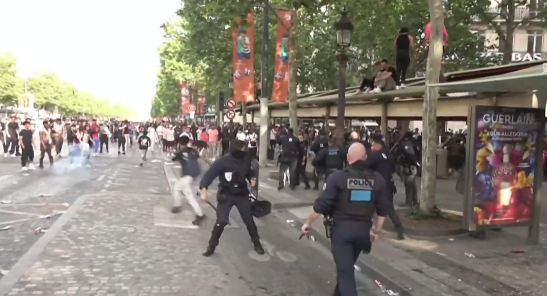 Ultres del PSG provoquen aldarulls i destrosses a París amb la final de la Champions encara en joc