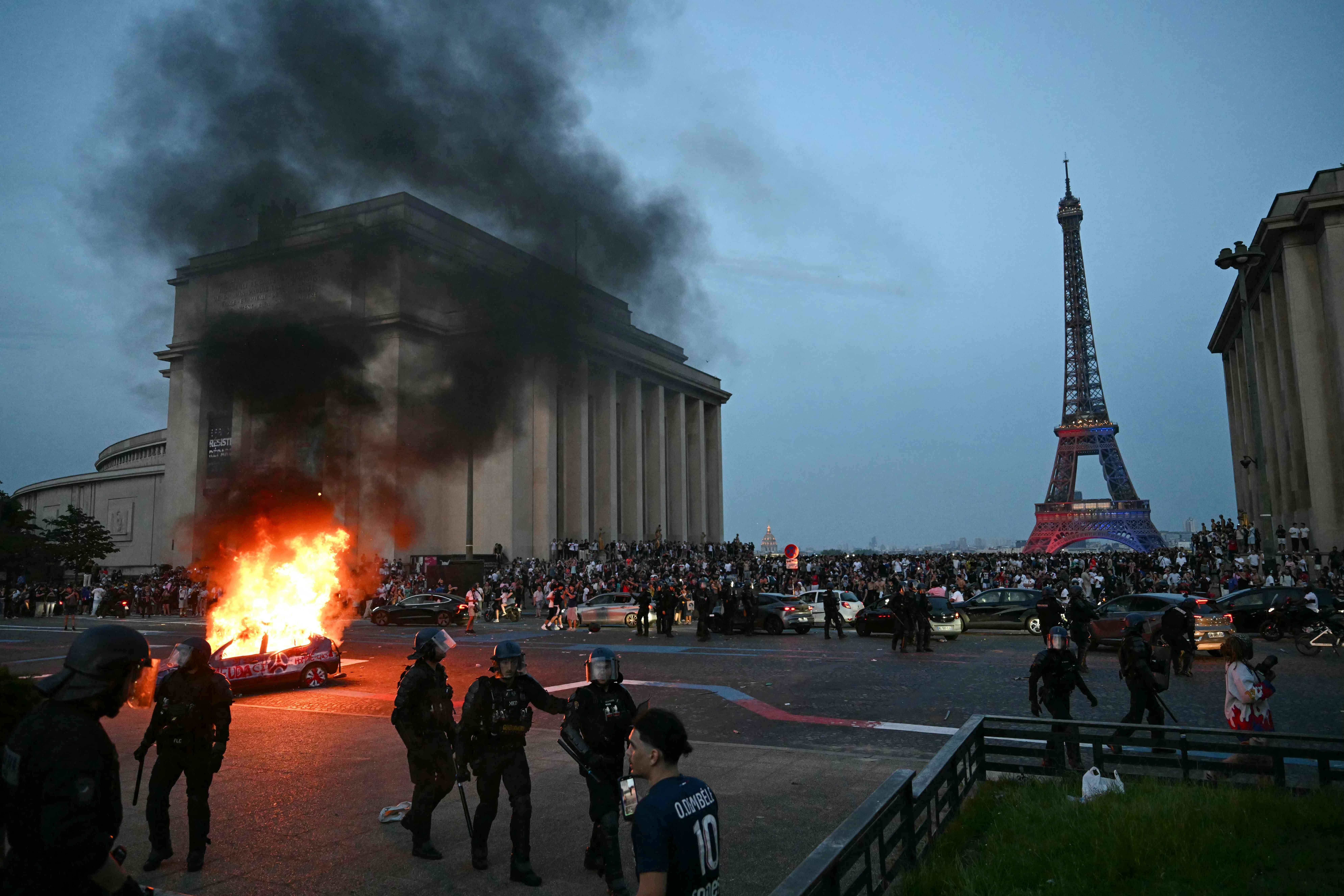 VÍDEOS | Terror a París: vandalisme extrem, cotxes cremats i més de 400 detinguts per la Champions del PSG