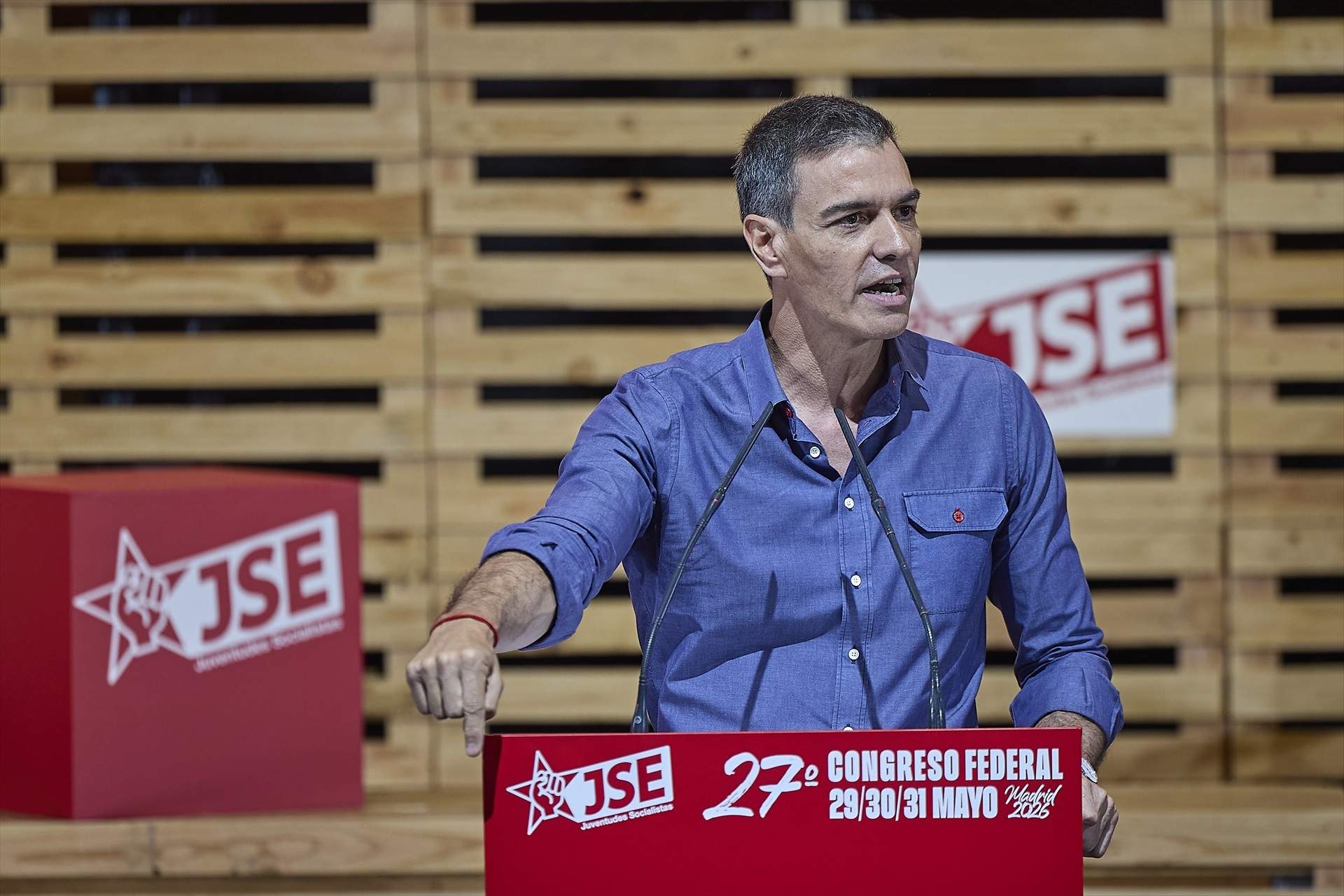 Sánchez acusa a la oposición "marrullera" de querer derribar al Gobierno "con malas artes" y pide "tiempo"