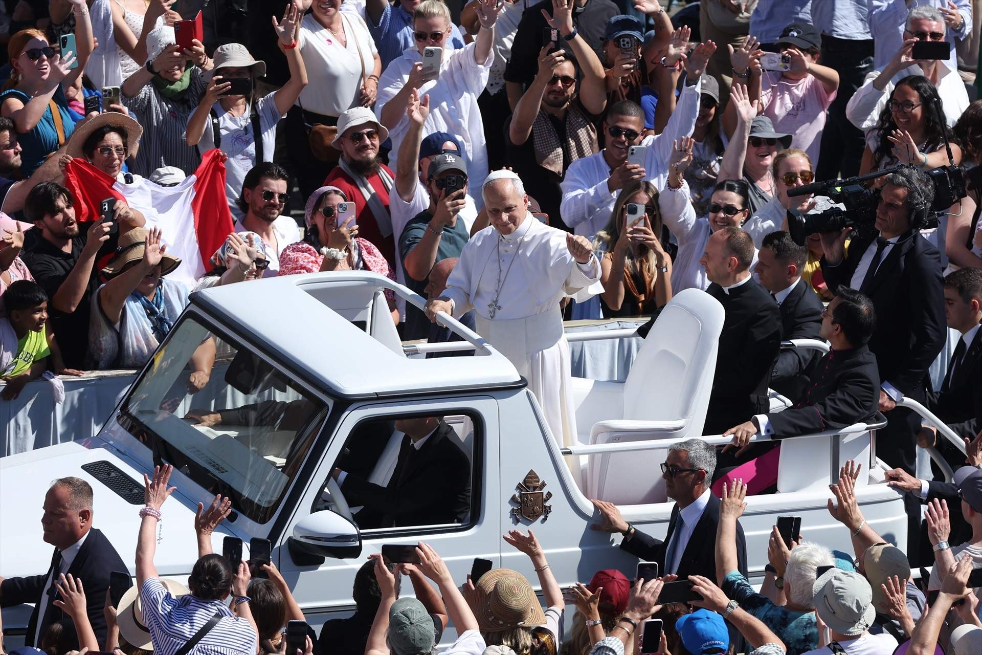 Arriben a Barcelona dos dels cinc papamòbils que Lleó XVI utilitzarà en la seva visita a Espanya