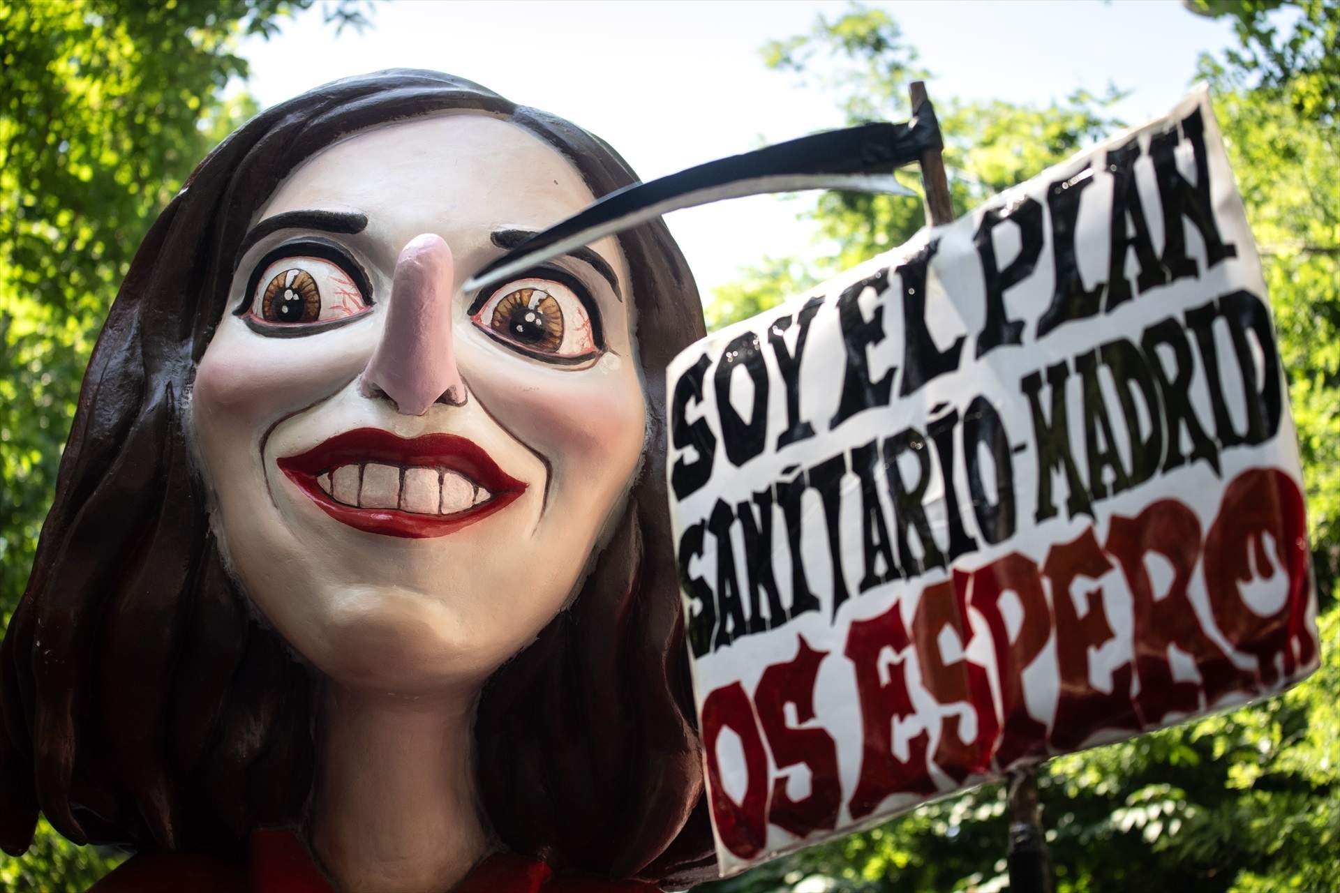 La 'Pinotxo' Ayuso gegant es passeja pels carrers de Madrid