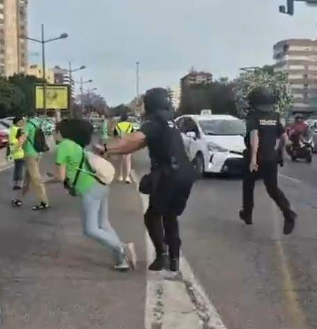 Sindicats valencians es tanquen a la Conselleria d'Educació i denuncien la "brutal agressió" d'un policia