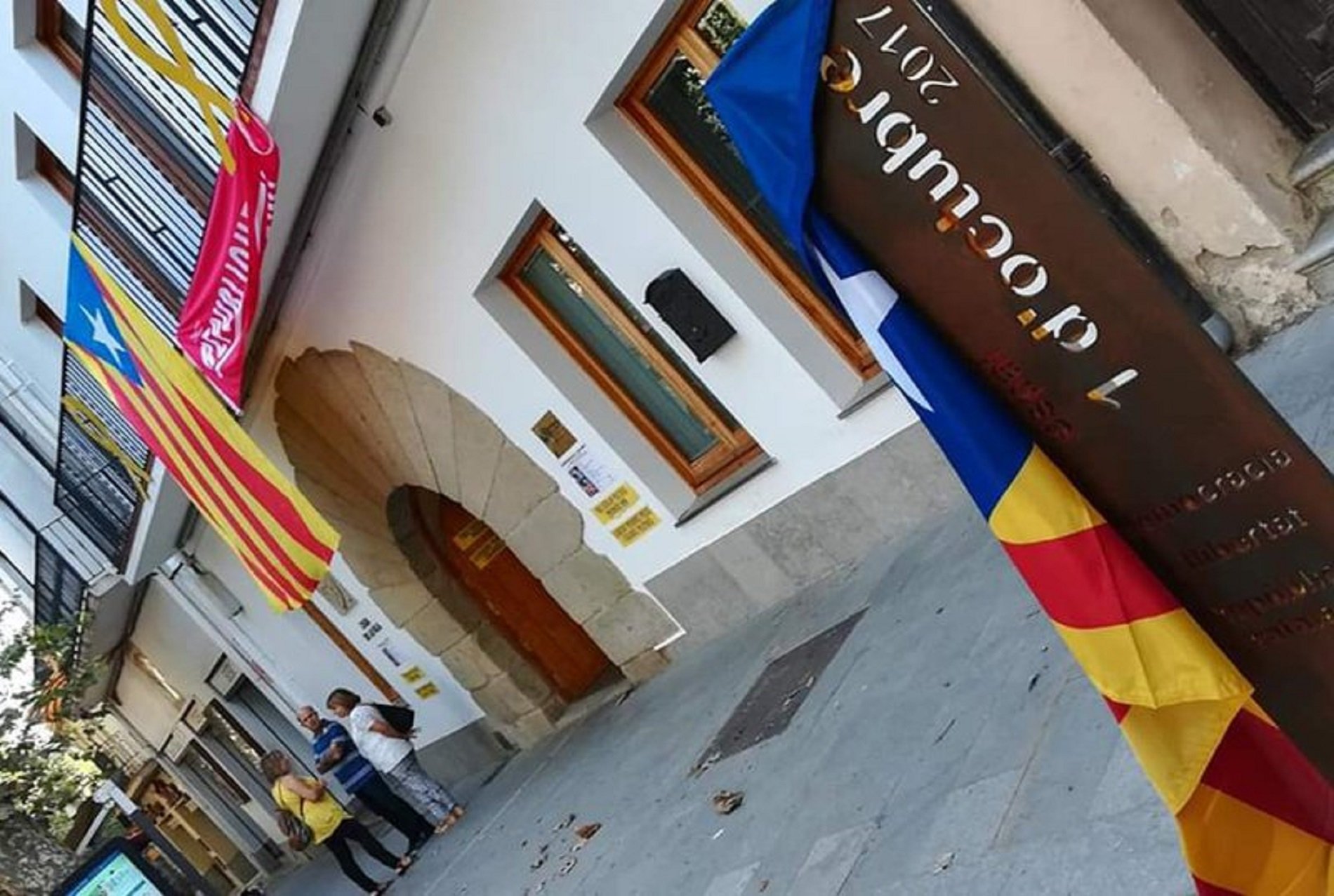 Identifiquen tres persones per robar el monument d’homenatge a l’1-O a Arenys de Munt