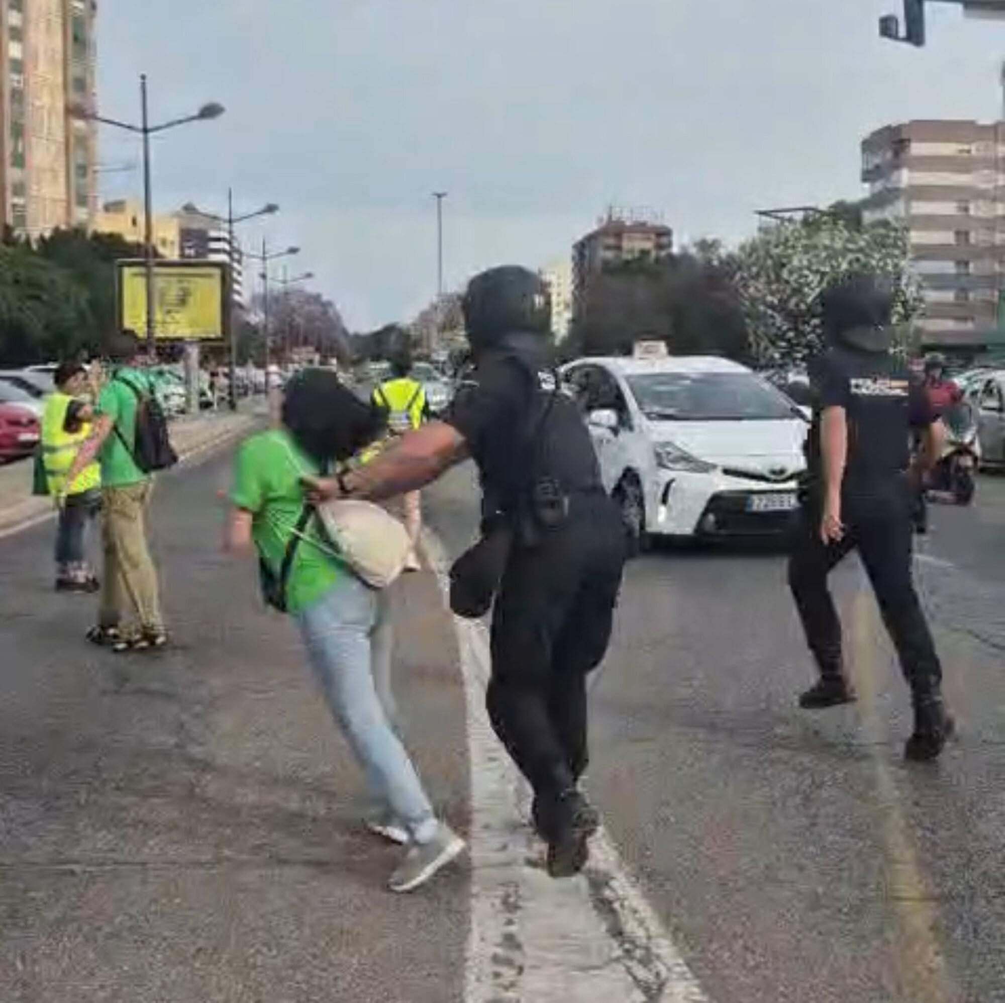 Expedienten el policia nacional que va agredir una professora jubilada valenciana