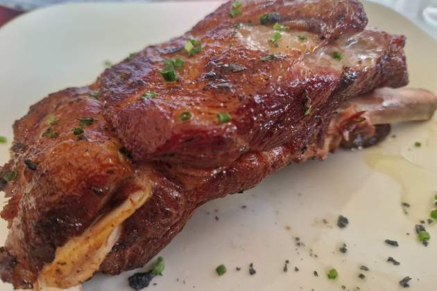 Costelló de porc al forn del Bar Muntanya Collbató Foto. / Foto: Esmorzarsdeforquilla.cat Costelló de porc al forn del Bar Muntanya Collbató Foto. / Foto: Esmorzarsdeforquilla.cat