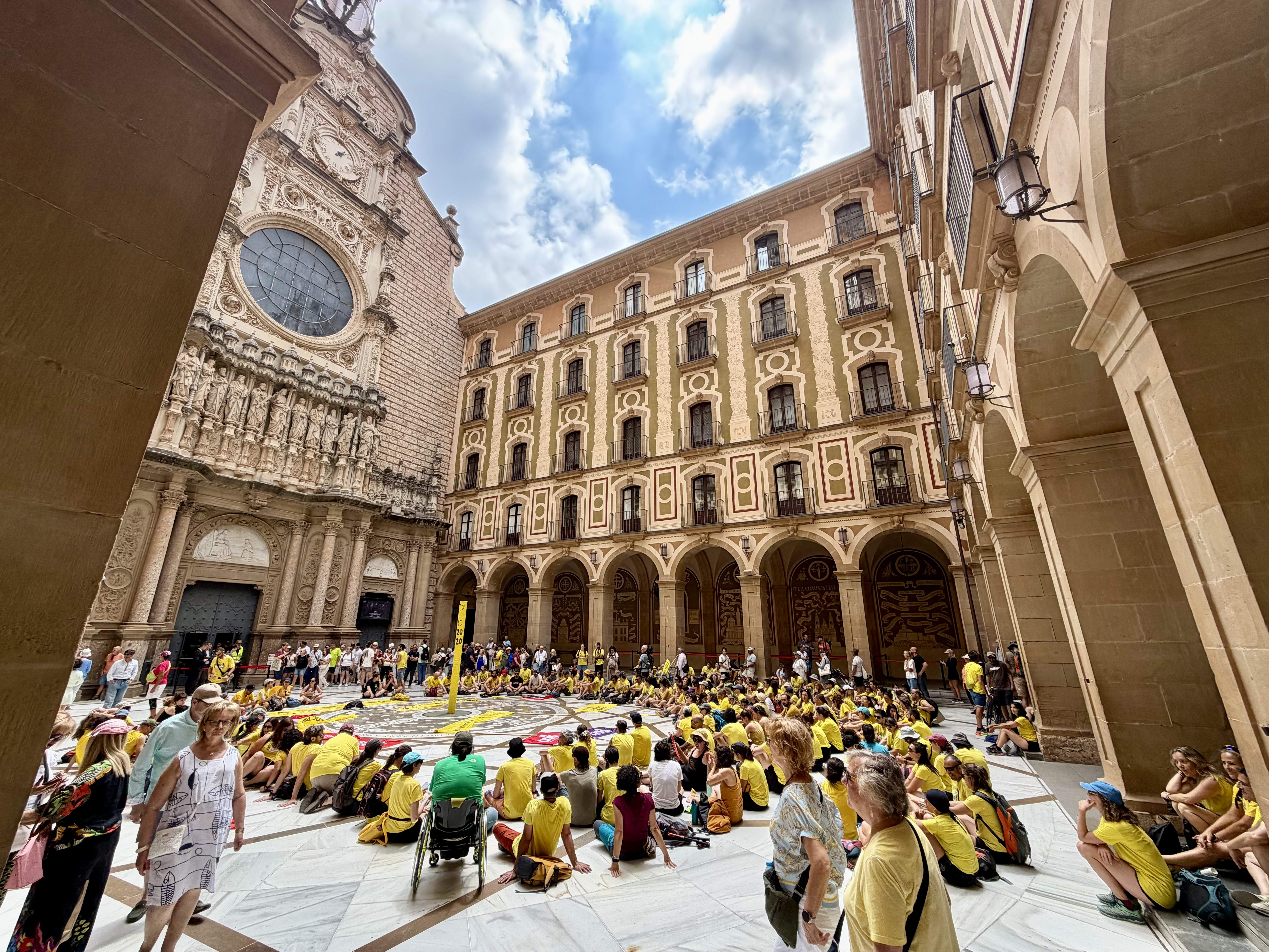 Assemblea de docents a la porta de Santa Maria de Montserrat / ACN/Nia Escolà
