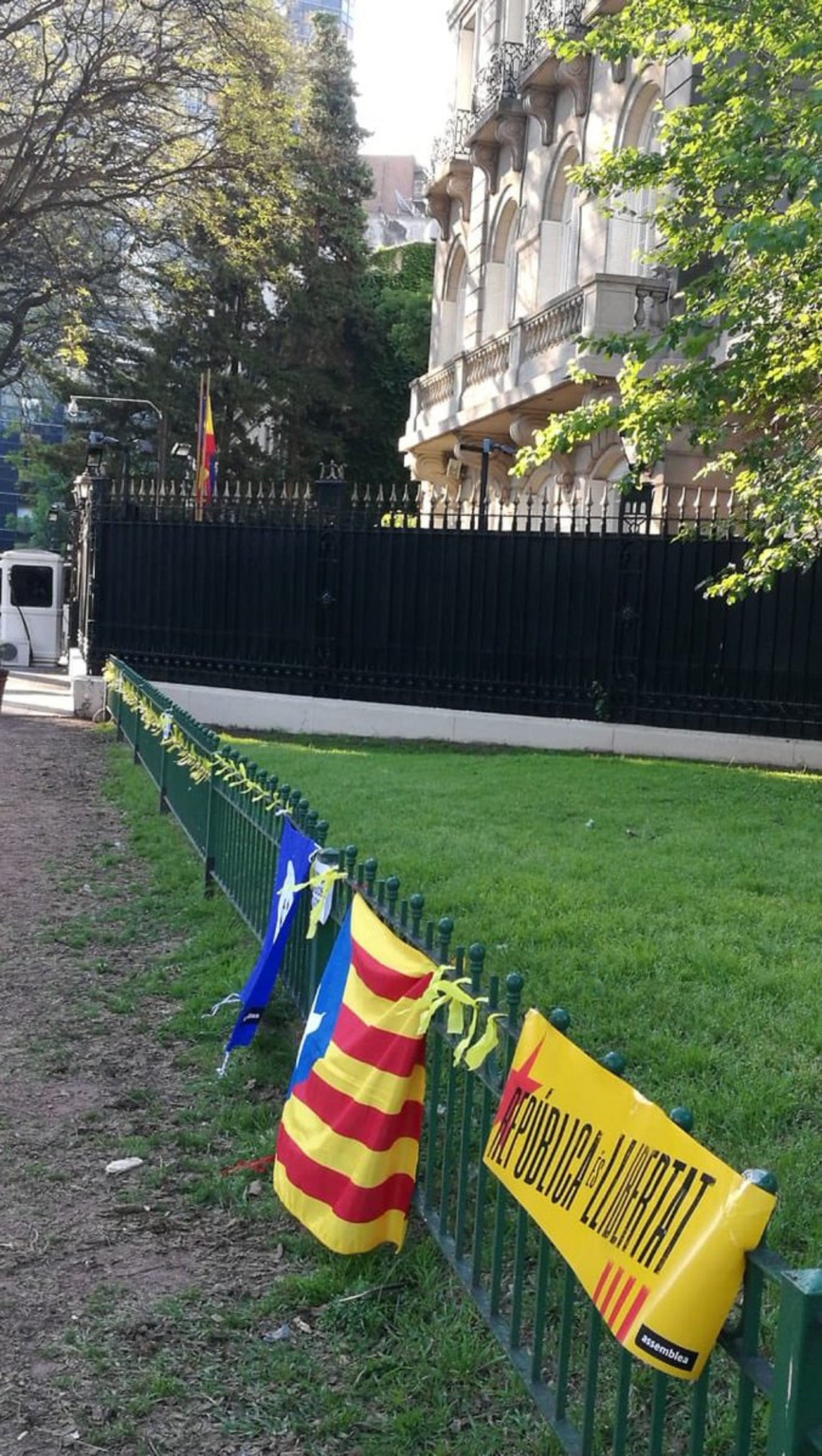 Llenan de lazos amarillos la embajada española en Buenos Aires
