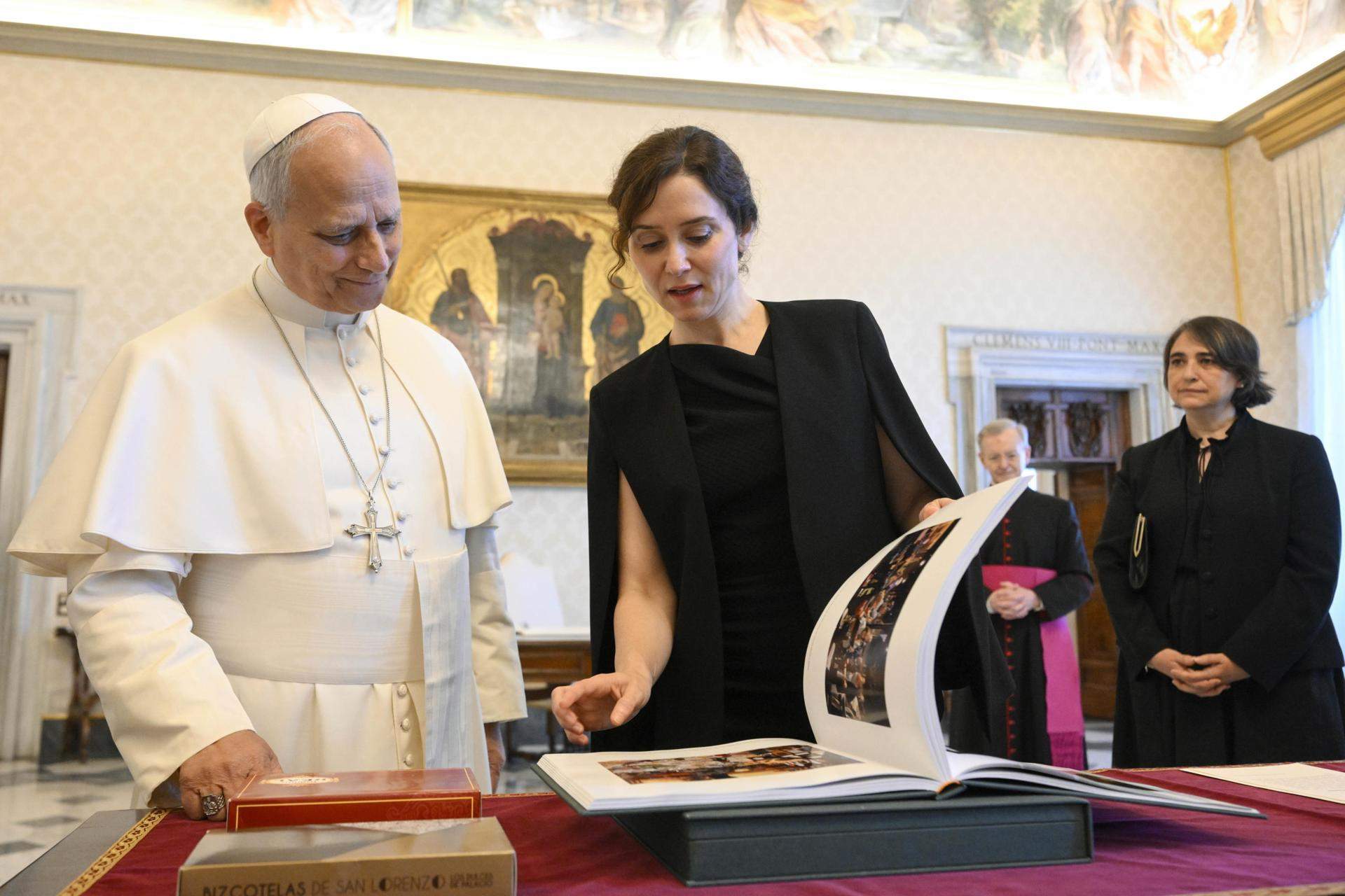 Ayuso transmet a Lleó XIV "la benedicció" que és "la hispanitat" per a Madrid i vol que en senti "orgullós"