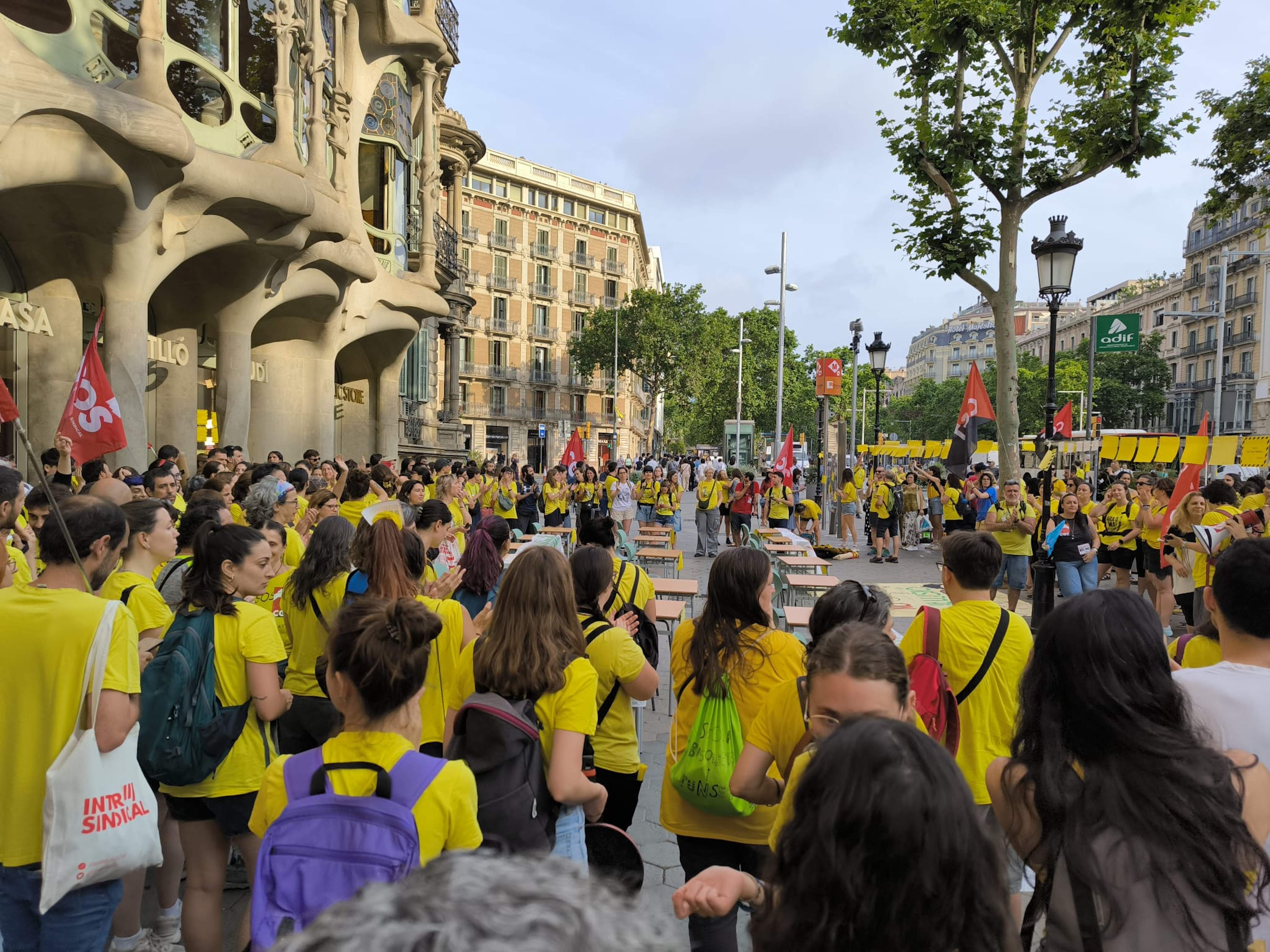Mestres en vaga tallen la Meridiana i la Gran Via amb una bicicletada i bloquegen l'accés a la Casa Batlló