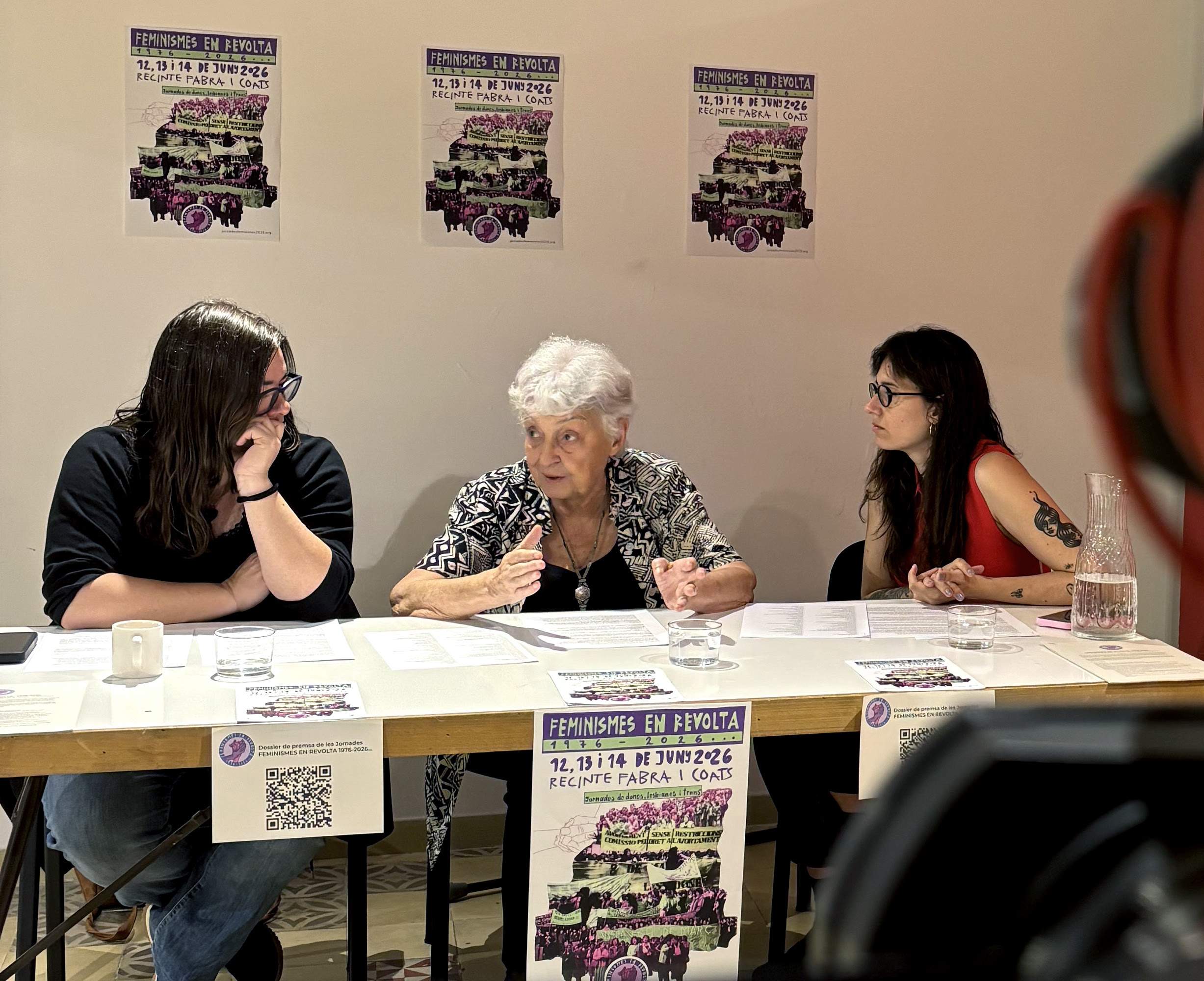 Natàlia Càmara del grup La SAL (Suport i Autonomia Lesbofeminista), Sílvia Aldavert directora de l'Associació de Drets Sexuals i Reproductius, i Mireia Bofill, de Ca la Dona i la Xarxa Feminista.