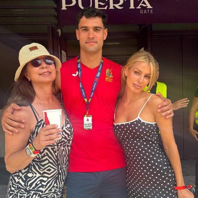 Manu Moreno amb la seva mare Monica i Jessica Goicoechea, després del partit / Instagram