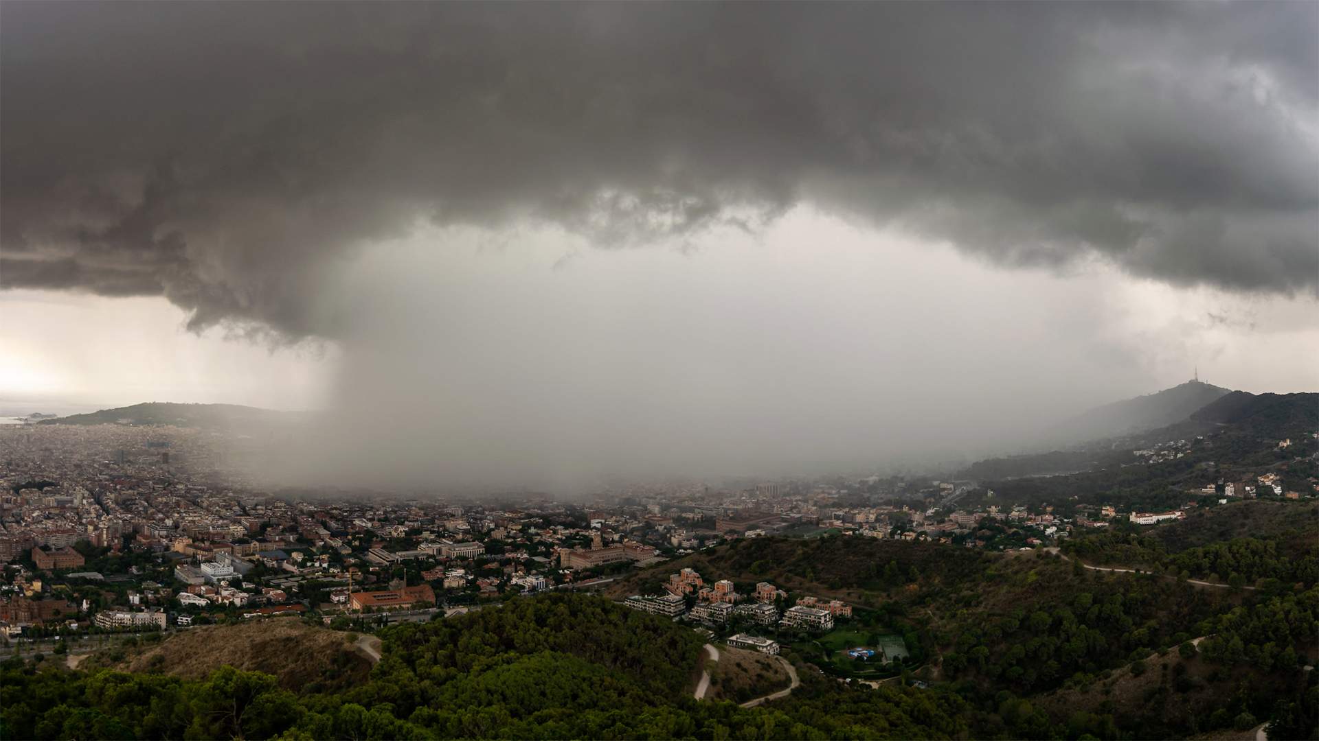 Catalunya en alerta por un cóctel meteorológico explosivo con aguaceros este jueves