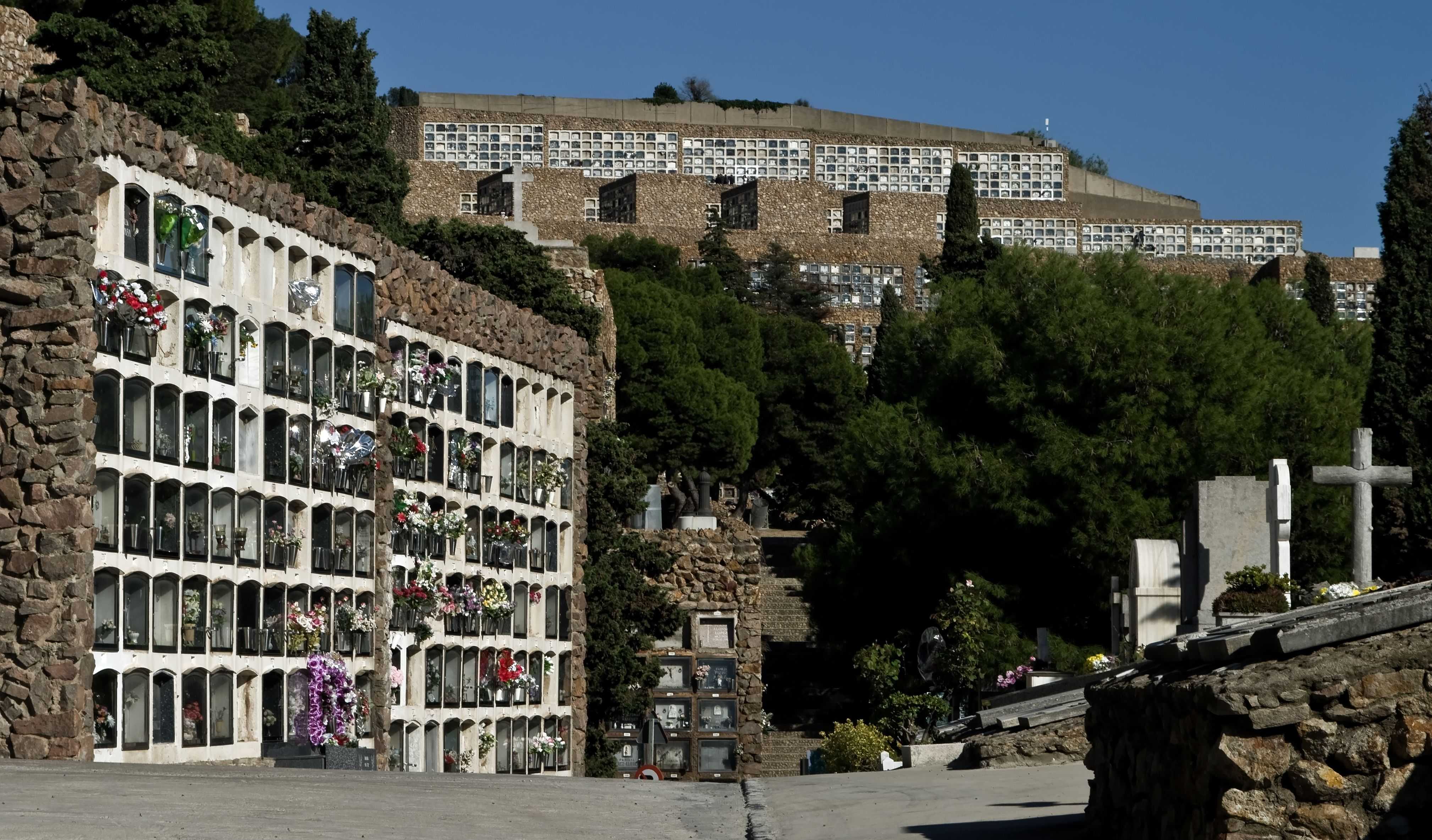 Barcelona abaratará un 30% los entierros