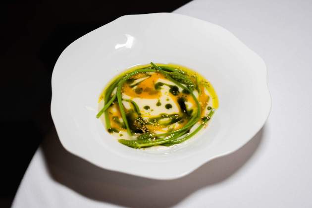 Espàrrec alpí i de Navarra sobre vichyssoise de patata del Deliri. / Foto: Marta Garreta