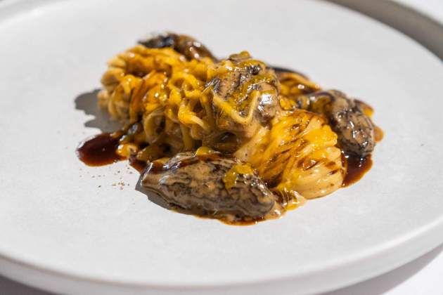 Els linguini amb múrgoles, crema de foie gras, rovell a baixa temperatura i reducció del rostit del Deliri. / Foto: Marta Garreta