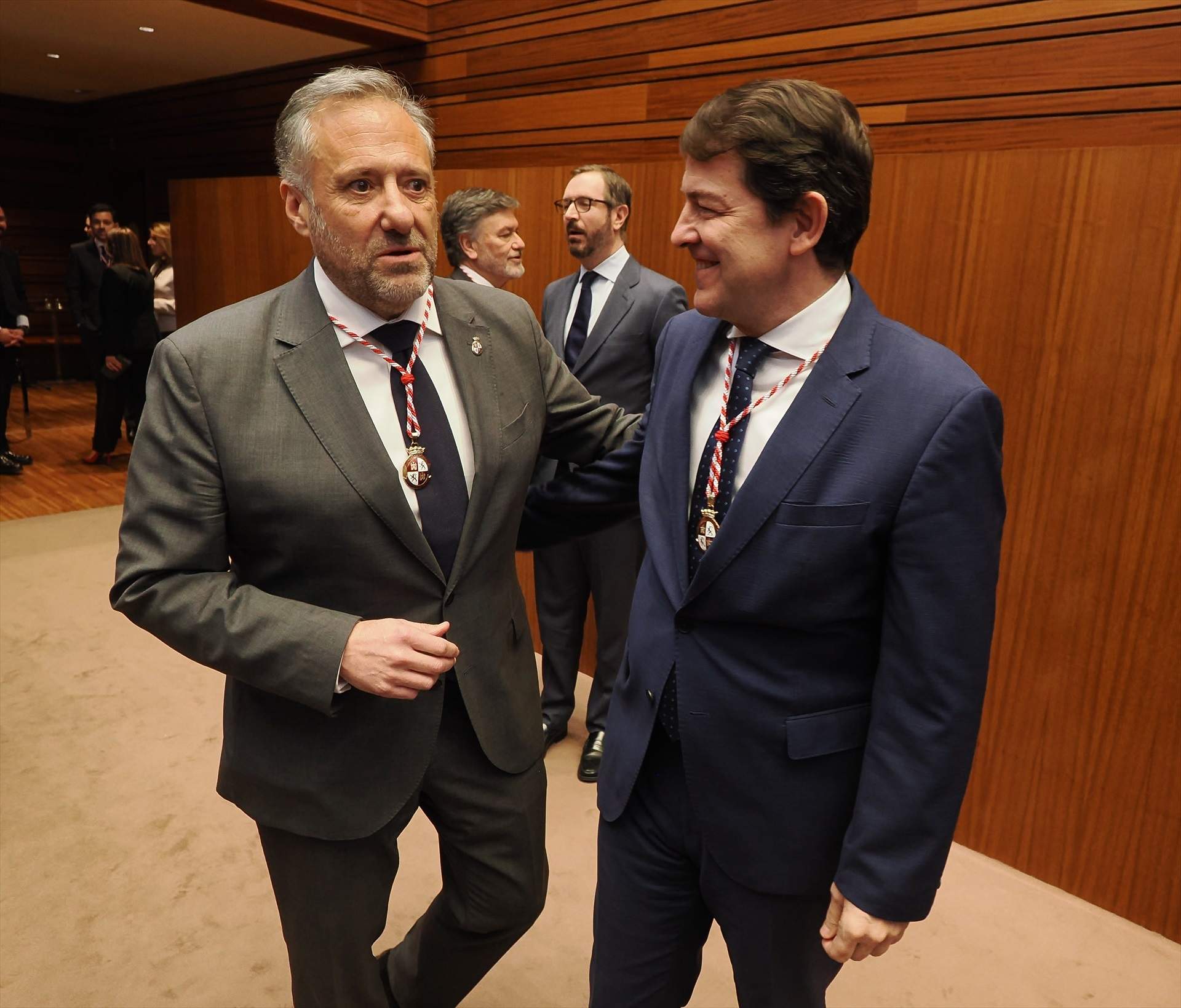 El PP també s'empassa la "prioritat nacional" de Vox per investir Mañueco a Castella i Lleó