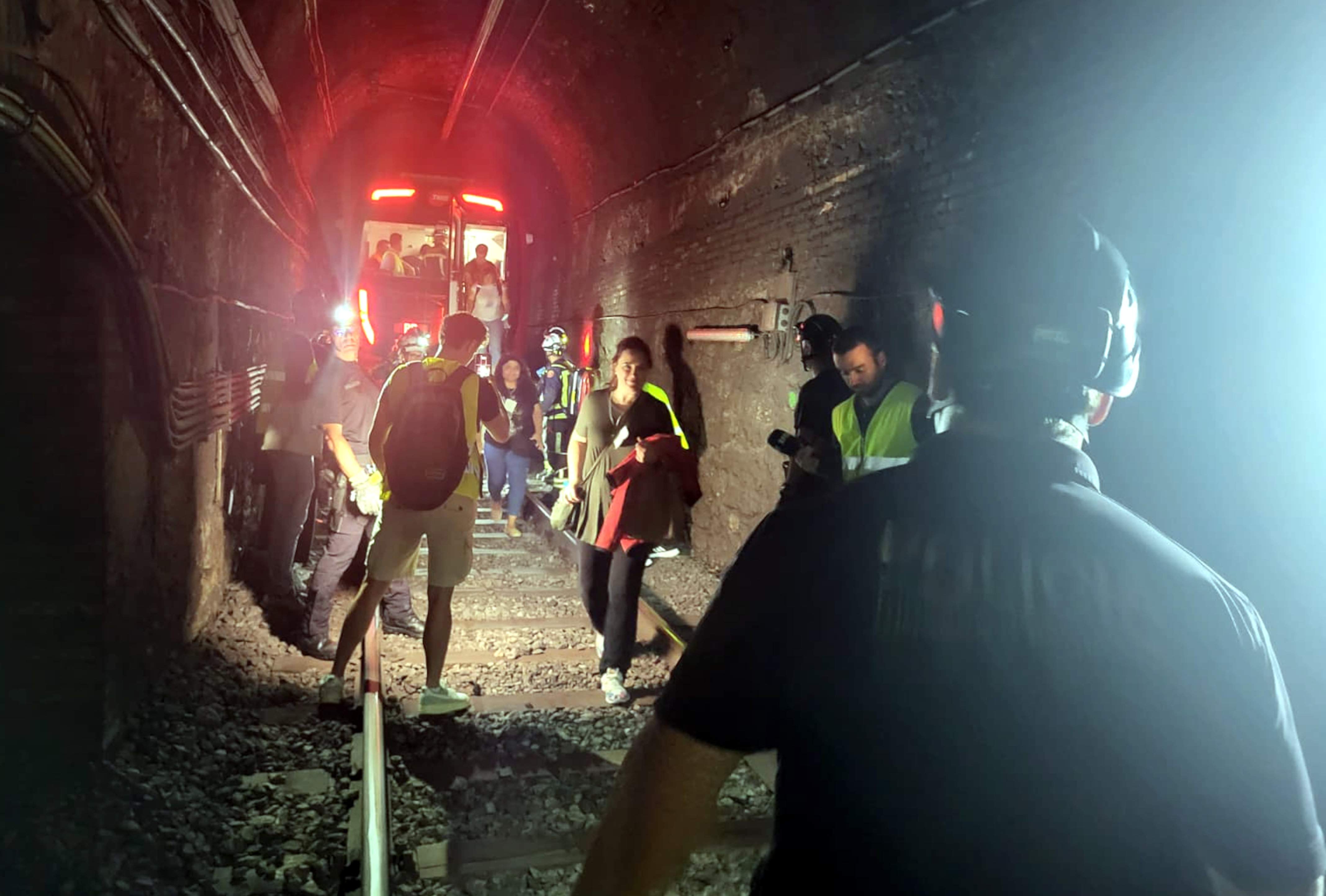 ¿Pasajeros caminando por el túnel del Metro de Barcelona? ¡Ha sido un simulacro!