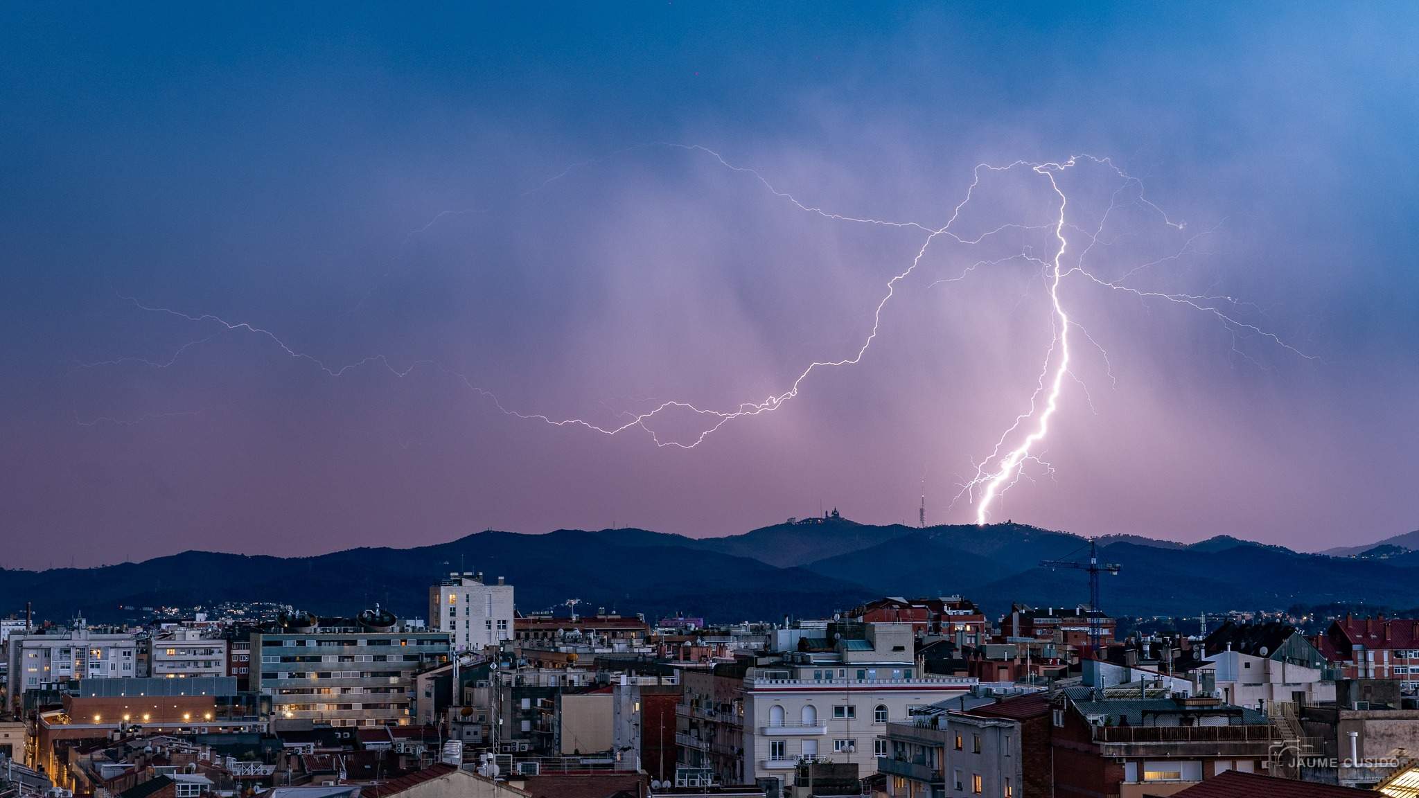 Llega un cambio radical de tiempo con pedrisco en Catalunya y lluvia en Barcelona