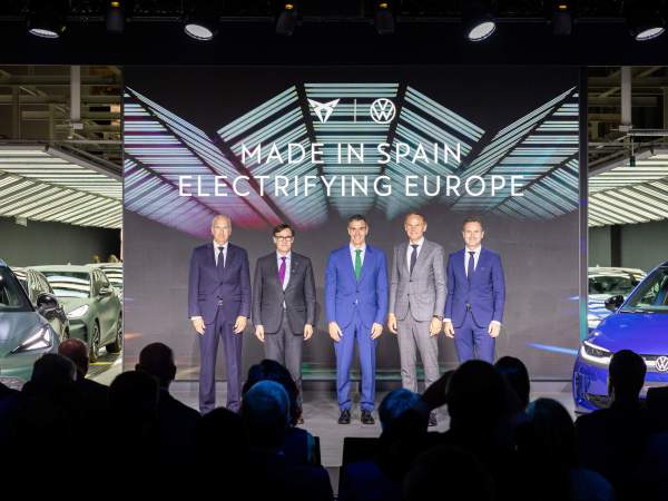 Los presidentes Sánchez y Illa con los máximos responsables del grupo Volkswagen y de Seat & Cupra. Los presidentes Sánchez y Illa con los máximos responsables del grupo Volkswagen y de Seat & Cupra.
