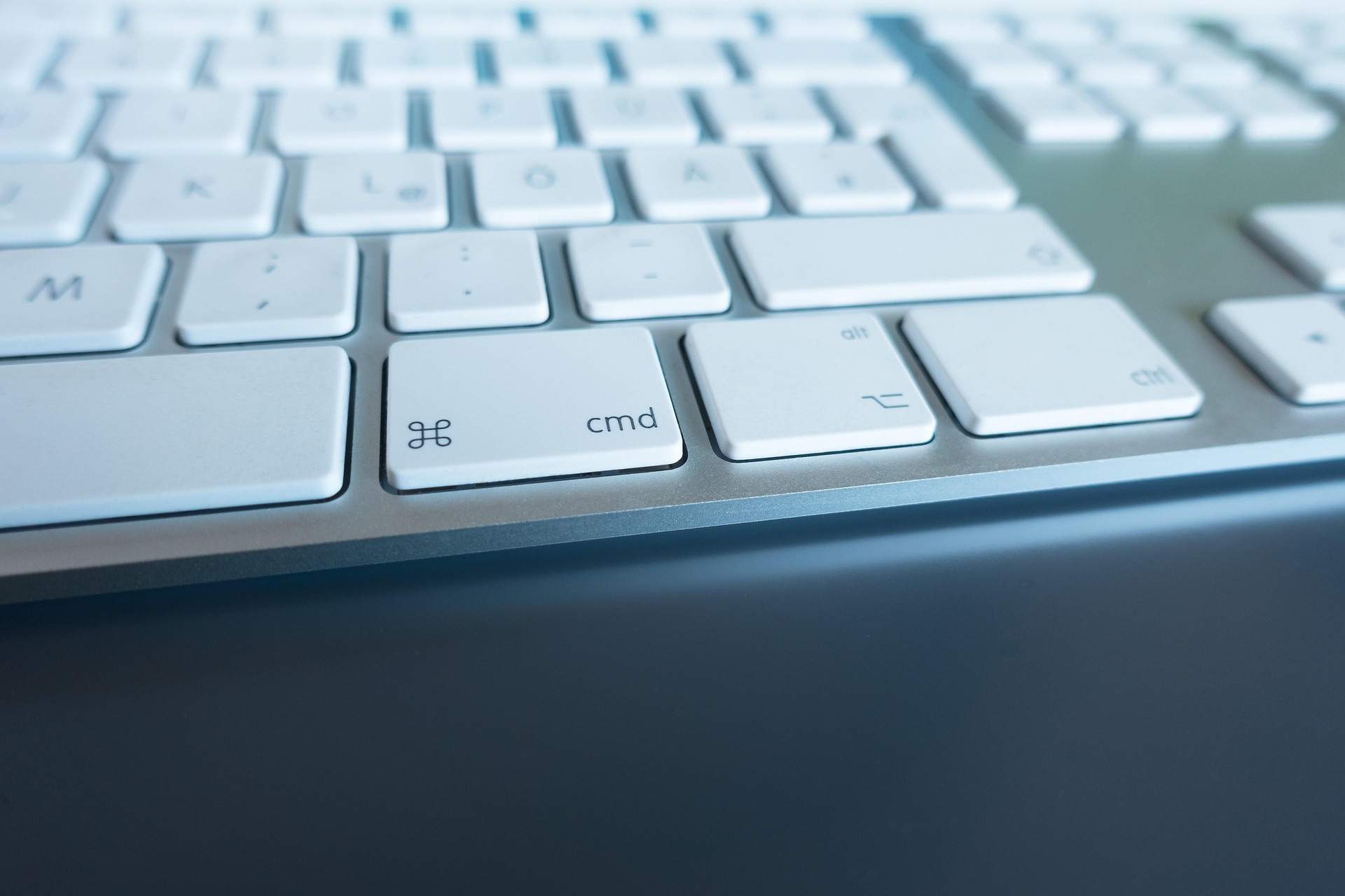 Per què els dispositius d'Apple utilitzen la tecla Comandament en lloc de Control en les dreceres de teclat?