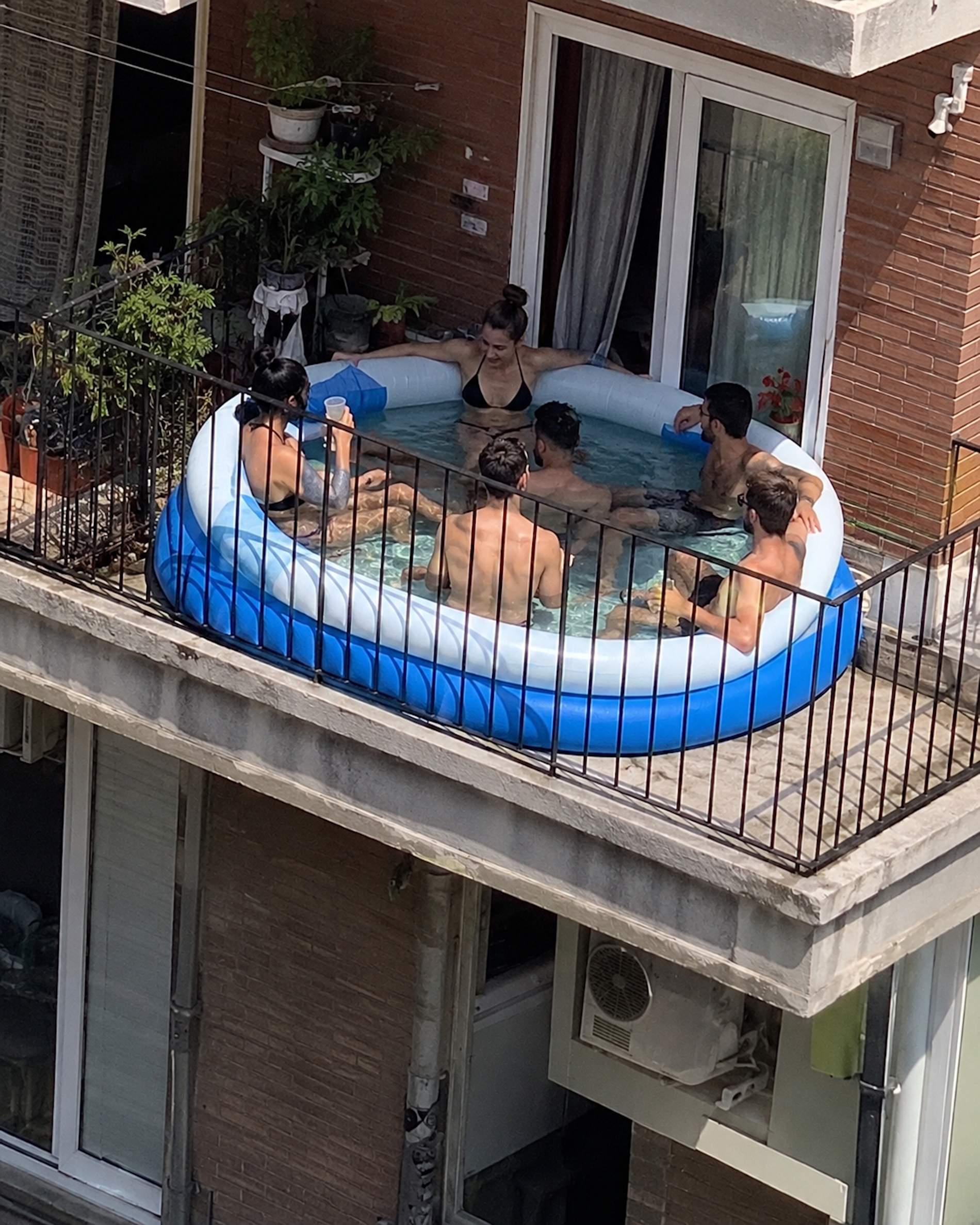 El perill invisible de posar una piscina al balcó: l’aigua pesa molt més del que sembla