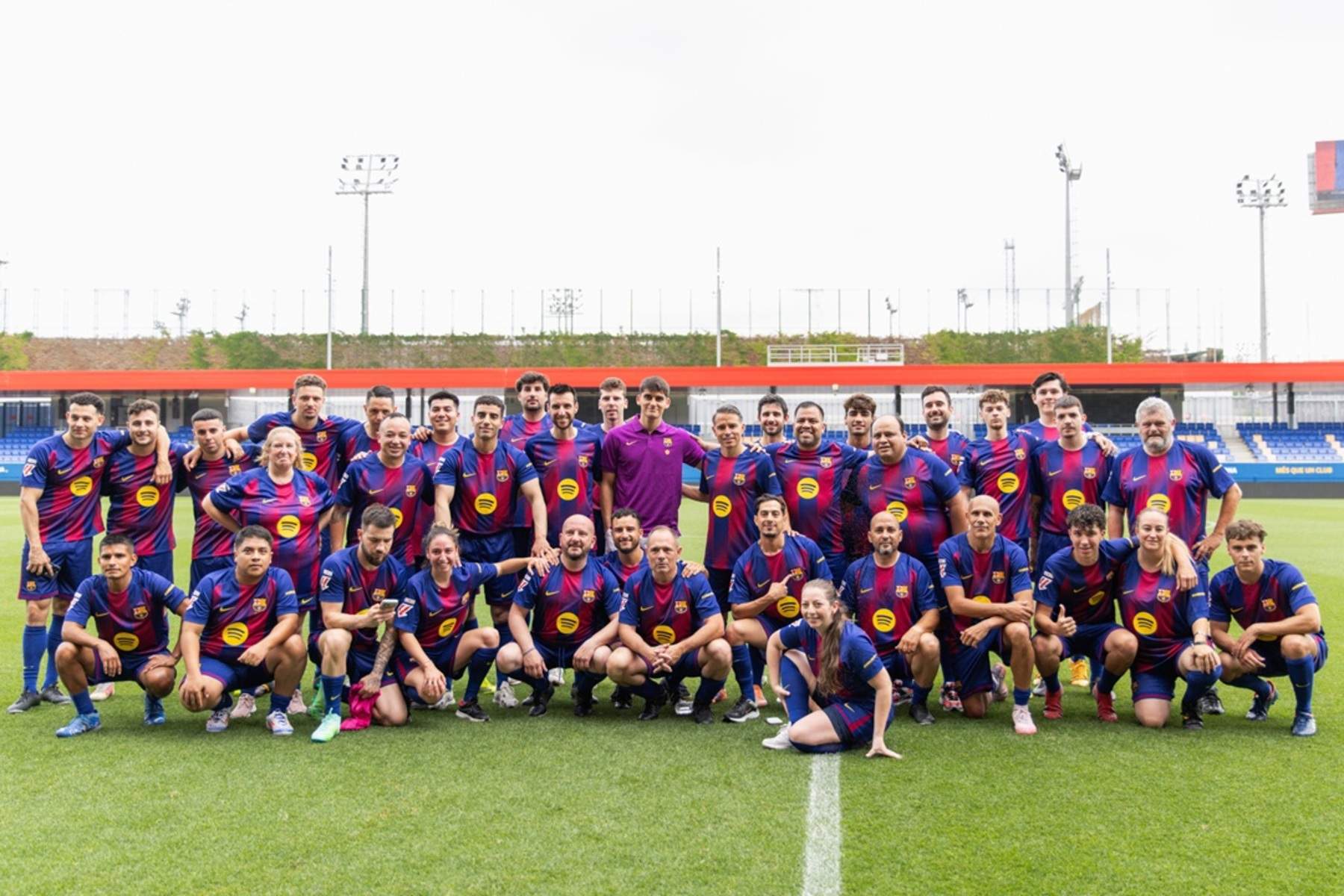Uber celebra en el Johan Cruyff un partido con taxistas y VTC para reivindicar la convivencia