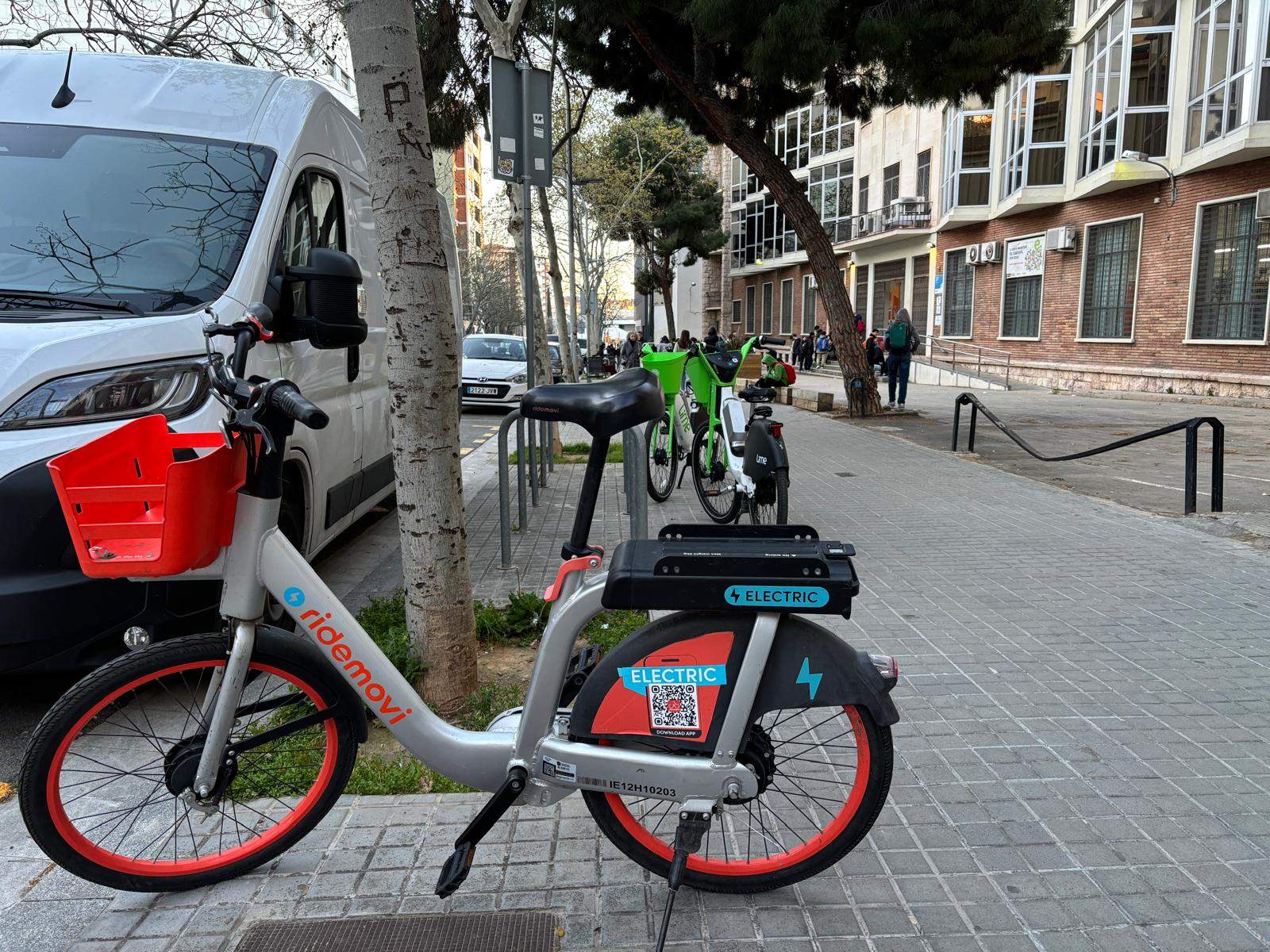 Collboni anuncia la eliminación del 'bicisharing': "Las bicicletas están tiradas por todas partes"