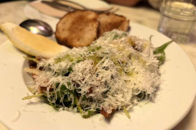 Gírgoles, ruca, parmesà, vinagreta i torrada del restaurant Bandini's. / Foto: Rosa Molinero Trias