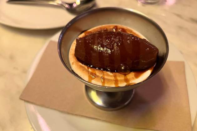 Ganache de beurre noisette, merenga i cafè del restaurant Bandini's. / Foto: Rosa Molinero Trias