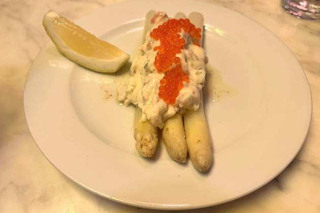 Espàrrecs, gambes, maionesa, ous de truita del restaurant Bandini's. / Foto: Rosa Molinero Trias