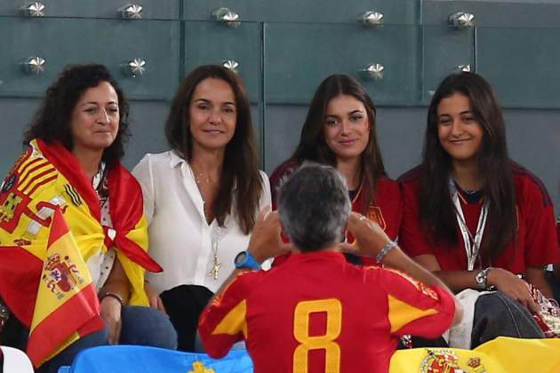 Sira Martínez amb la seva família a la grada del Mundial de futbol 2022 / Gtres 