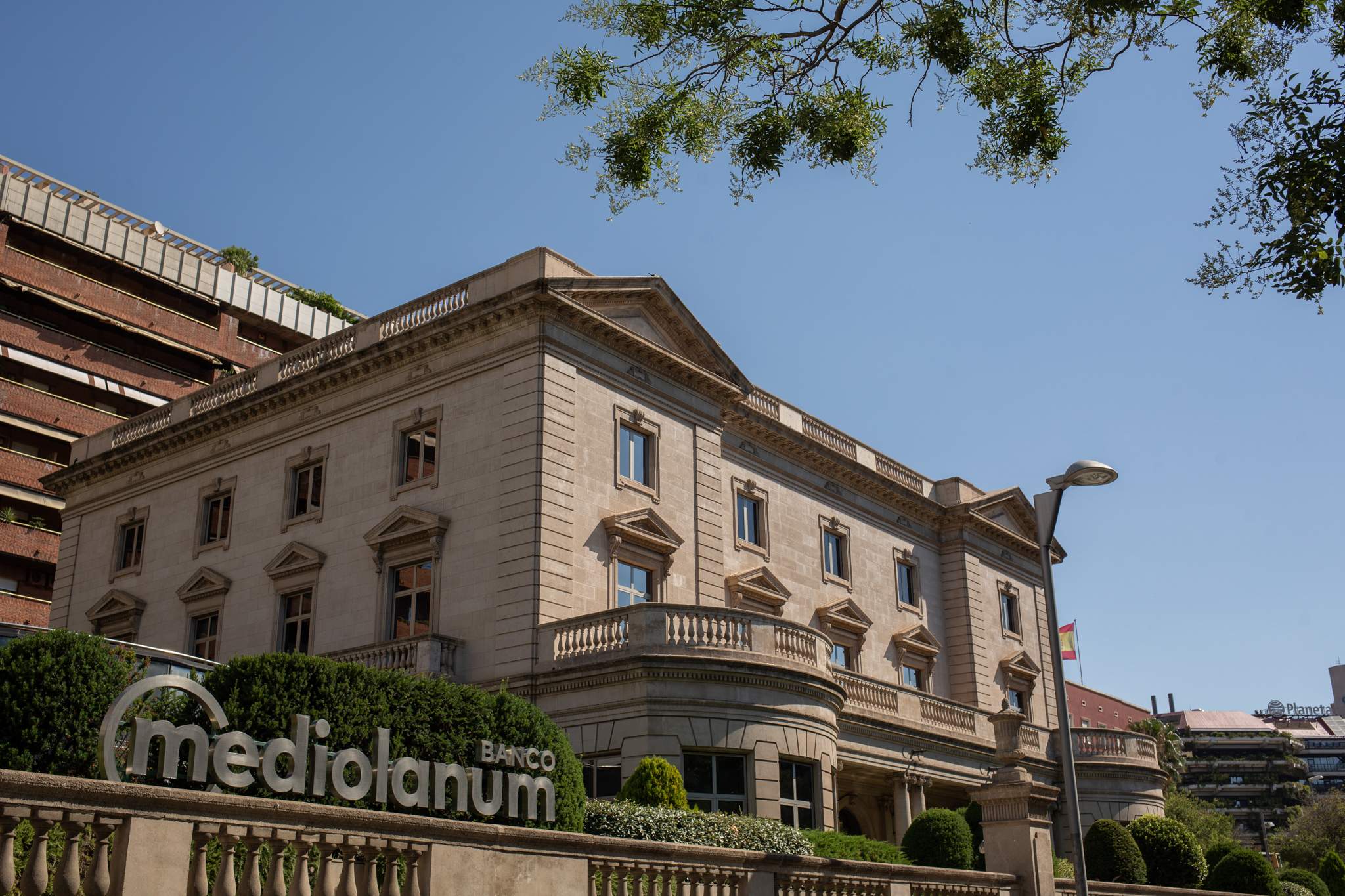 Fachada sede banco mediolanum barcelona