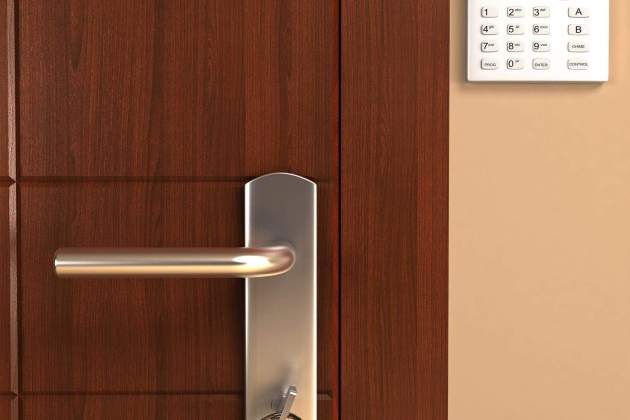 Imatge d'una porta de casa amb alarma Imatge d'una porta de casa amb alarma