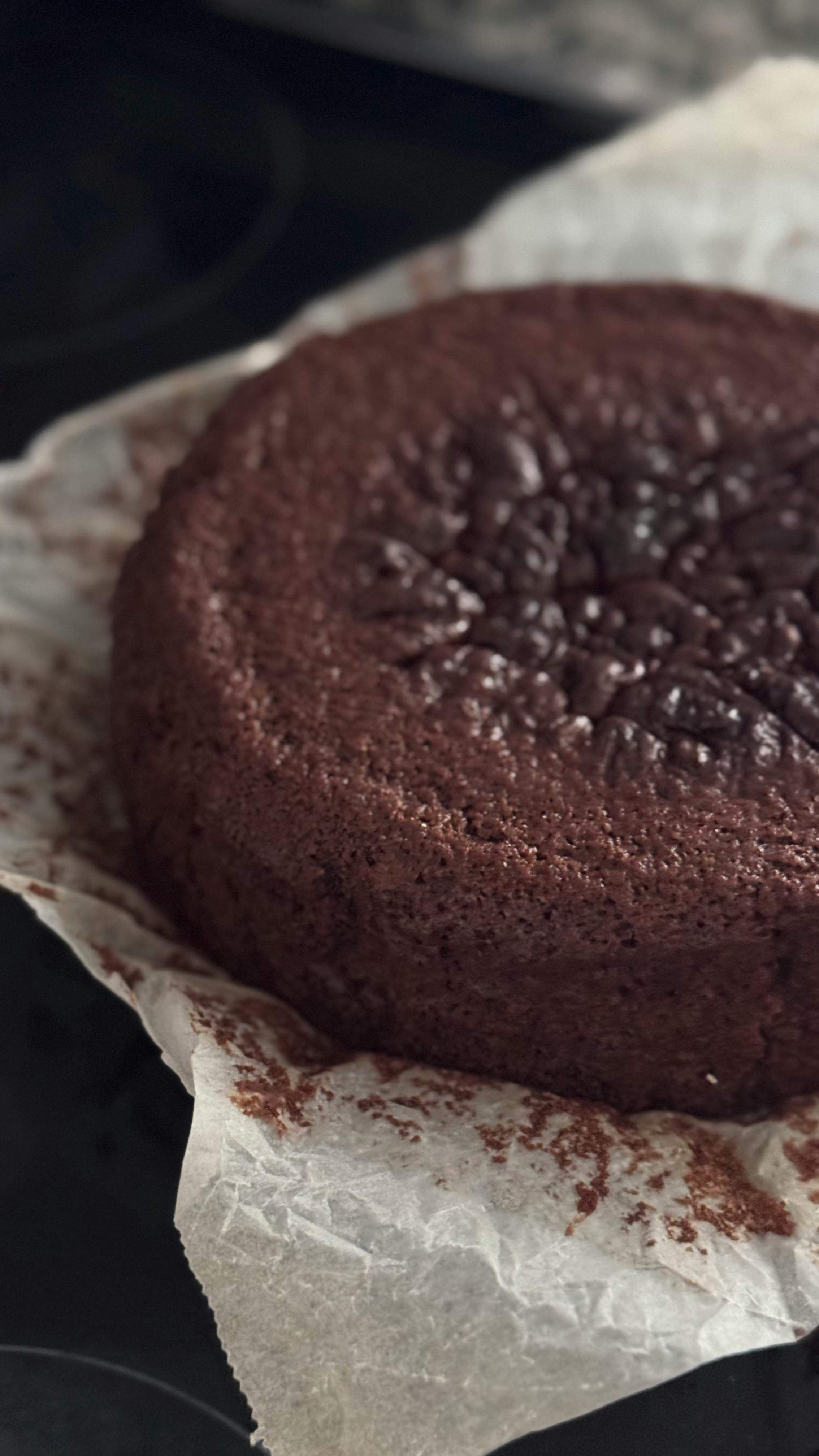 Jordi Cruz hace el bizcocho de chocolate para mantener la dieta en verano: "Sin gluten y alto en proteínas"