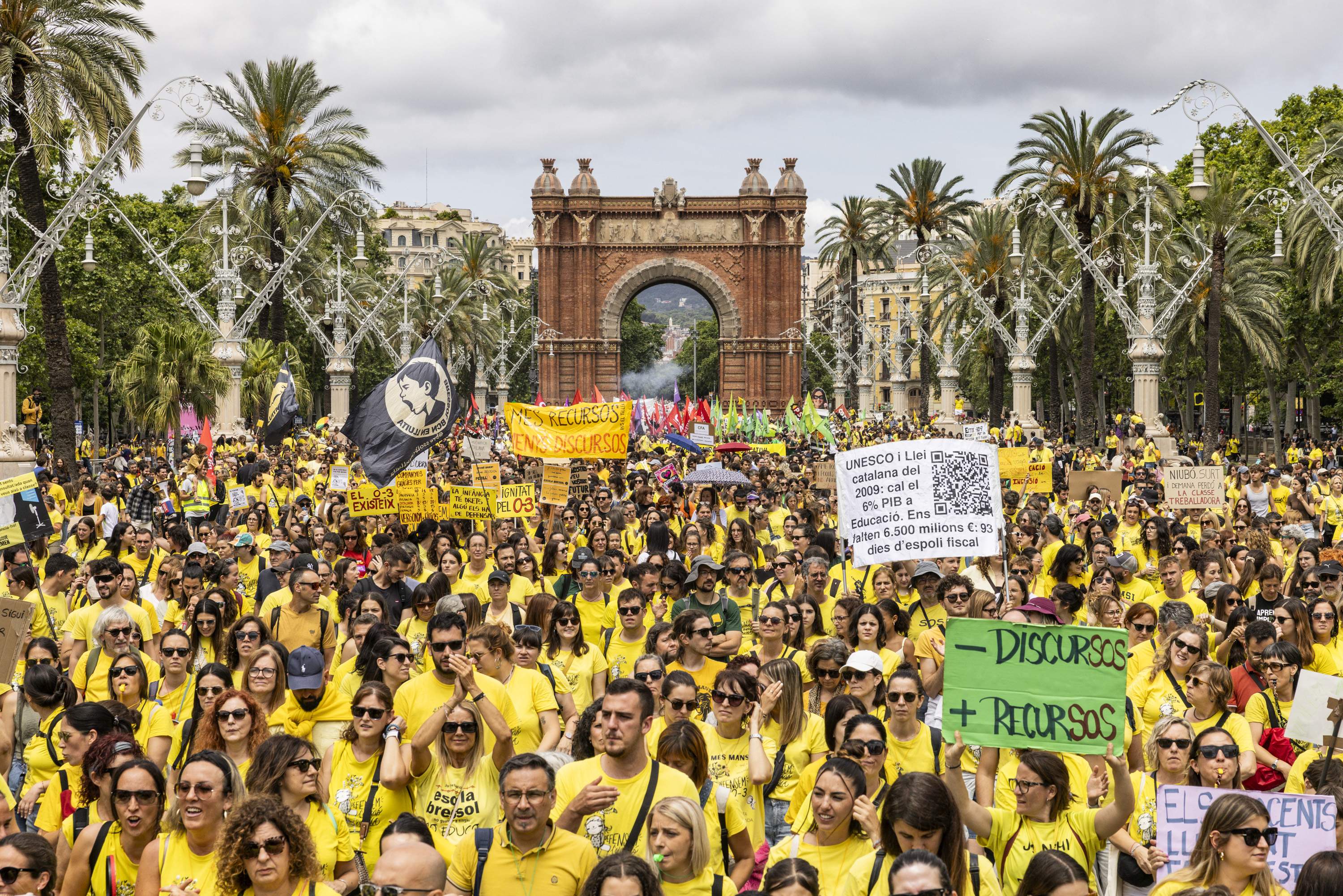 Els docents en vaga tornen a omplir els carrers de Barcelona l'endemà del revés a l'acord sindical
