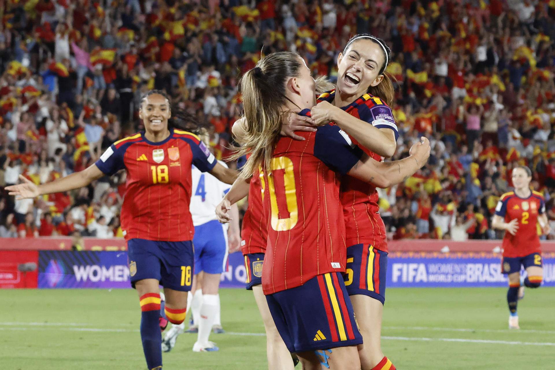 España golea a Inglaterra (4-0) y acaricia la clasificación para el Mundial femenino