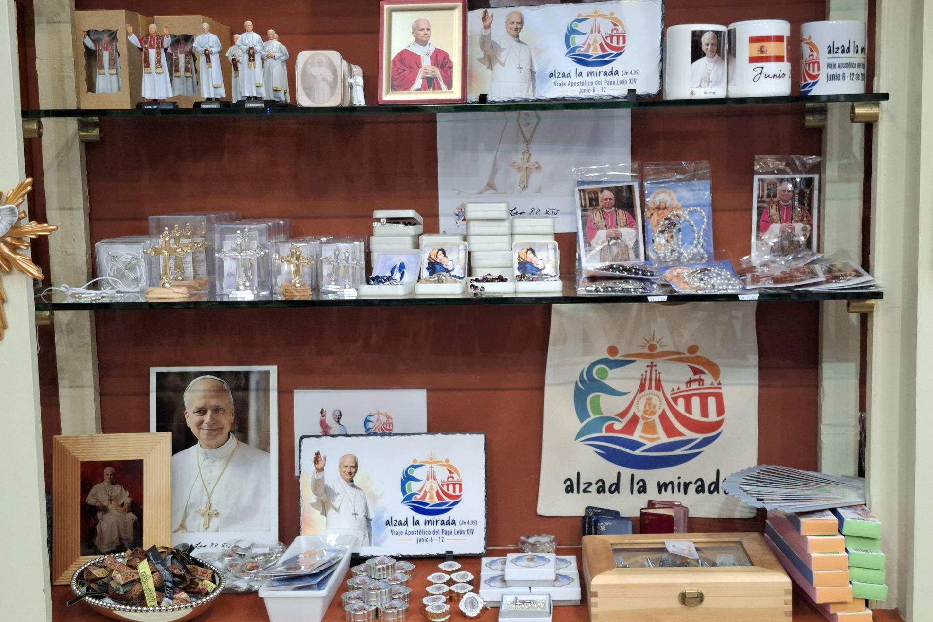 Turistas, Sagrada Familia y papamanía: la combinación perfecta para el negocio del merchandising