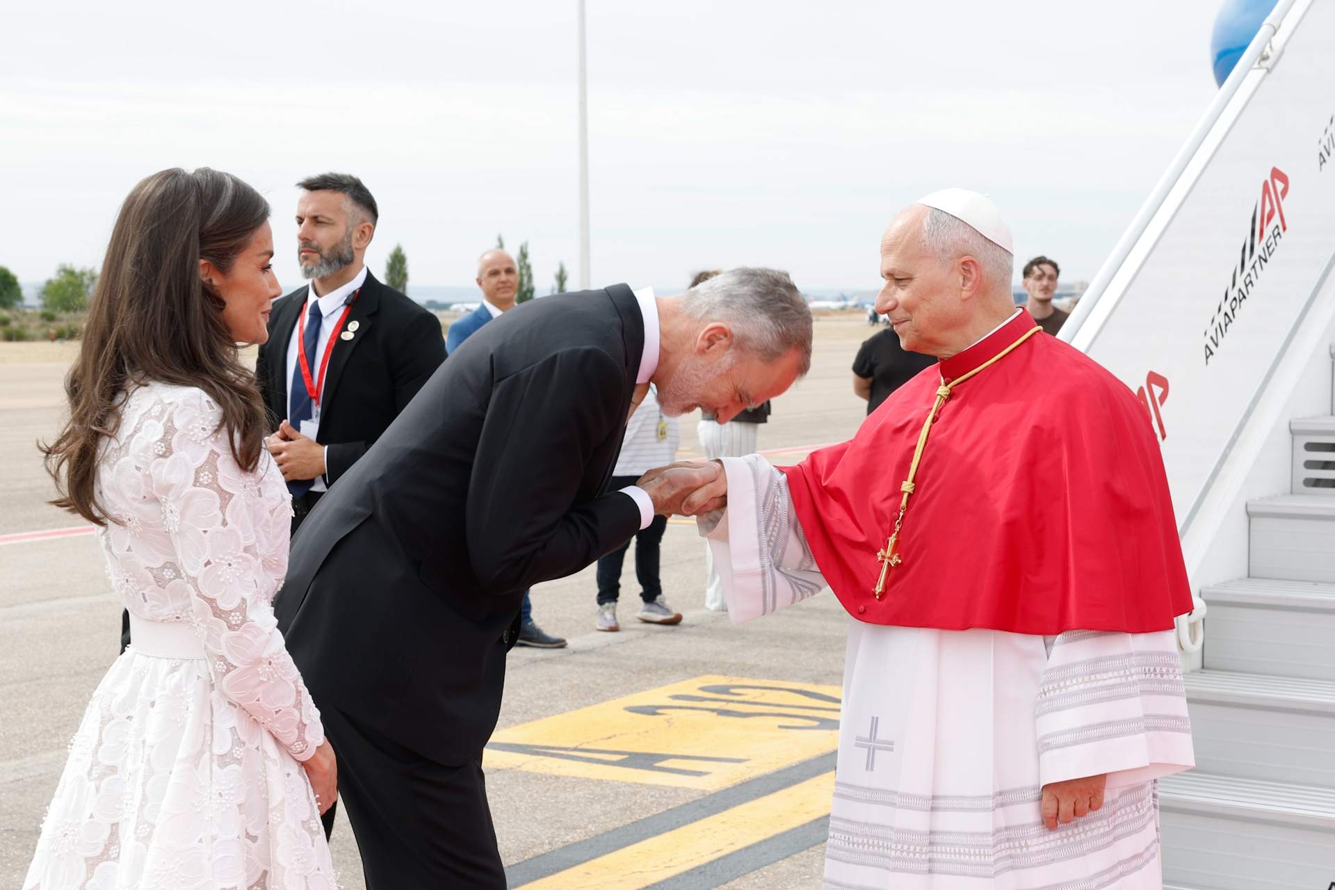 Els Reis i Sánchez reben Lleó XIV a Barajas en l’inici de la seva visita a l'Estat espanyol