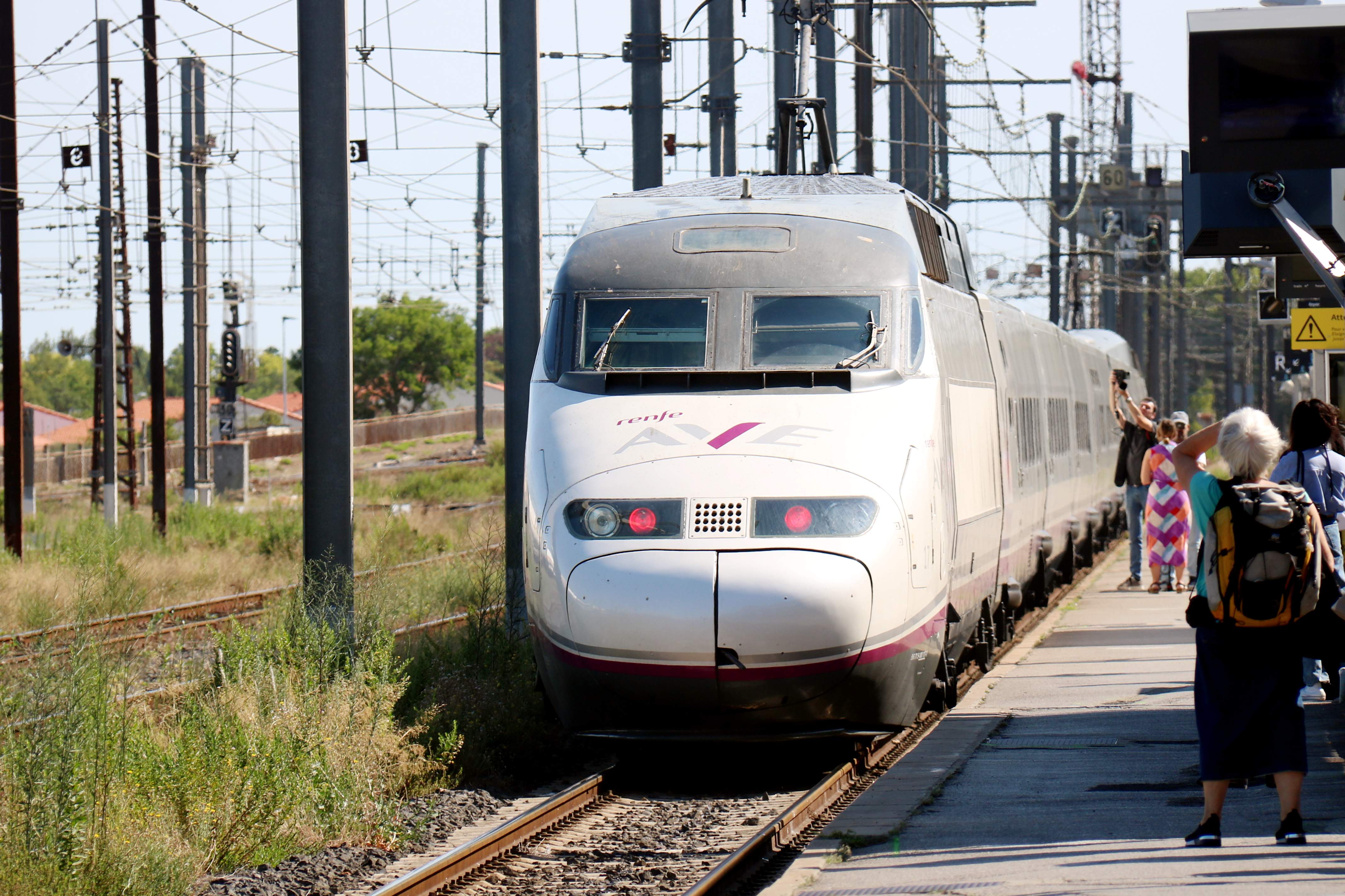 Interrumpida la circulación de la alta velocidad entre Girona y Barcelona por un tren averiado en la Sagrera