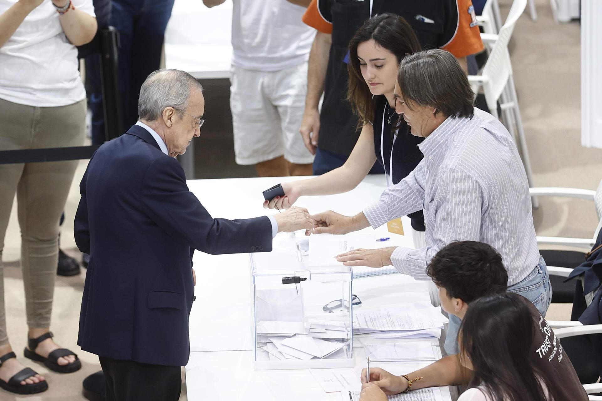 Bany de masses de Florentino a les urnes del Reial Madrid davant el repte de Riqulme