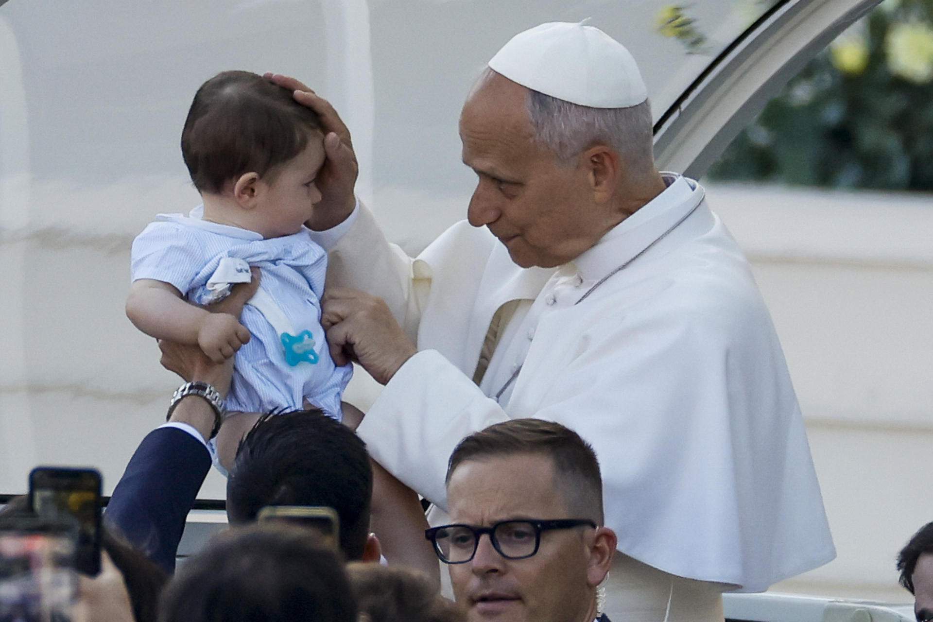 Curiositats del segon dia del Papa a Madrid: el 'six-seven',