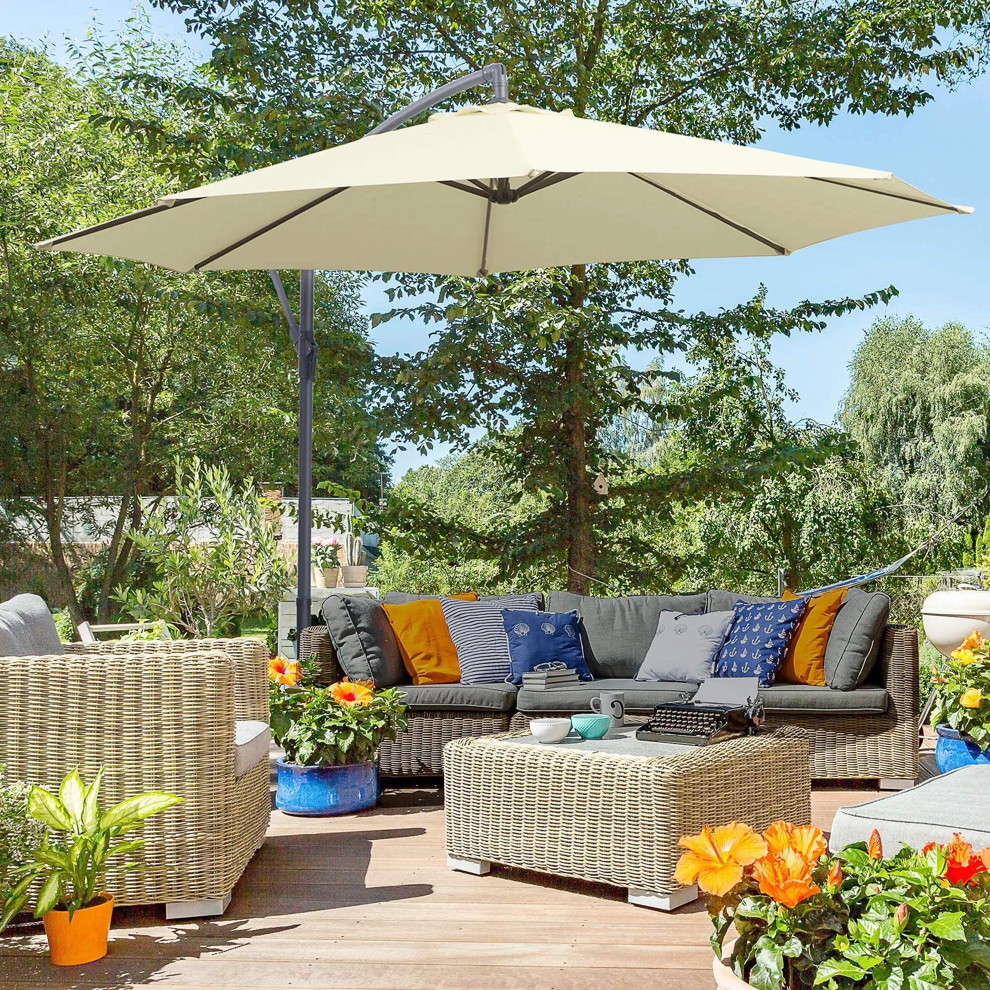 Este parasol de 300x250cm me llamó la atención: ni en Ikea he visto uno tan completo para el jardín